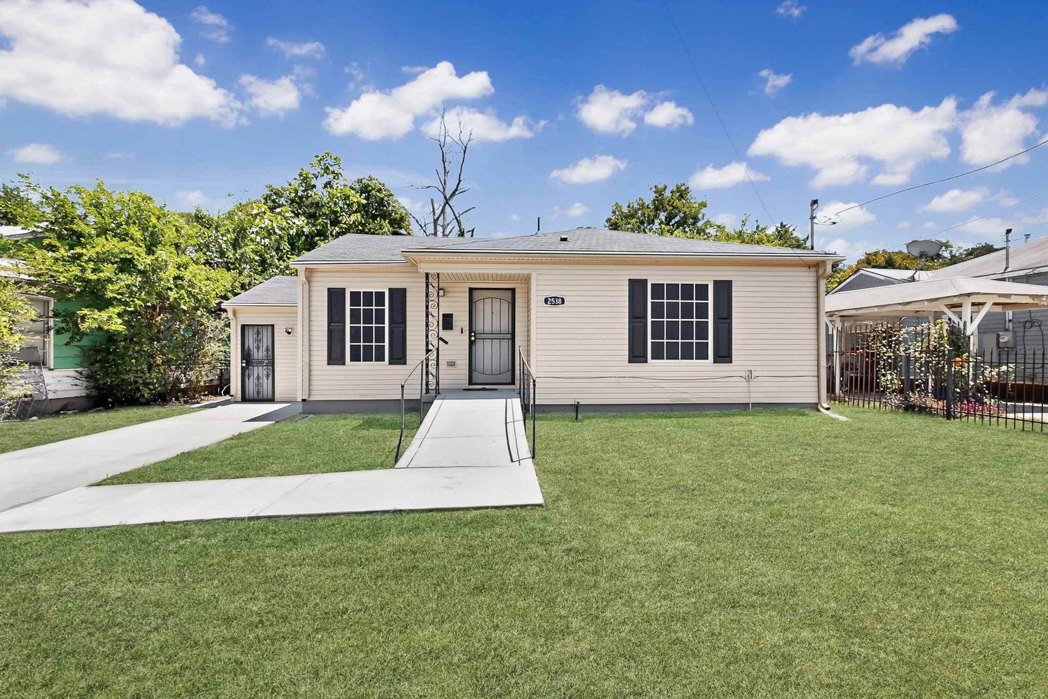 Single Family Residence For Rent in Dallas County , 2538 Stovall Drive, Dallas, Texas 75216, 3 Bedroom, 2 Bathroom, Garage spaces, 1,100 Sqft, built in 1949, mls#21354432, Real Estate Agent in Dallas, Homes For Rent in Dallas county, Homes For Rent in Dallas, Realtor in Dallas Texas, Real Estate Brokerage Independent Realty Texas, Luminita Cordes Realtor