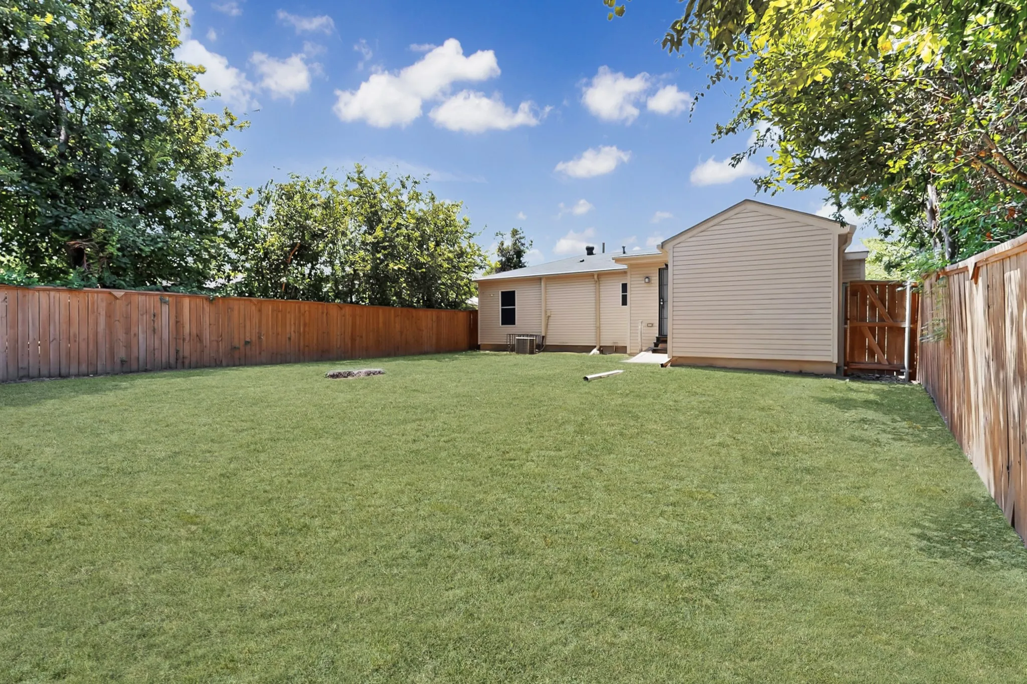 Single Family Residence For Rent in Dallas County , 2538 Stovall Drive, Dallas, Texas 75216, 3 Bedroom, 2 Bathroom, Garage spaces, 1,100 Sqft, built in 1949, mls#21354432, Real Estate Agent in Dallas, Homes For Rent in Dallas county, Homes For Rent in Dallas, Realtor in Dallas Texas, Real Estate Brokerage Independent Realty Texas, Luminita Cordes Realtor