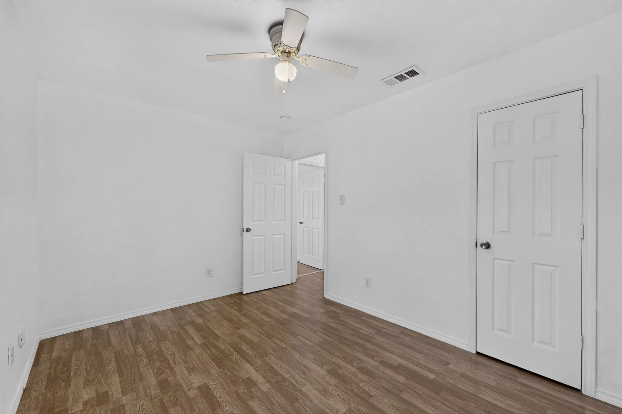 Single Family Residence For Rent in Dallas County , 2538 Stovall Drive, Dallas, Texas 75216, 3 Bedroom, 2 Bathroom, Garage spaces, 1,100 Sqft, built in 1949, mls#21354432, Real Estate Agent in Dallas, Homes For Rent in Dallas county, Homes For Rent in Dallas, Realtor in Dallas Texas, Real Estate Brokerage Independent Realty Texas, Luminita Cordes Realtor