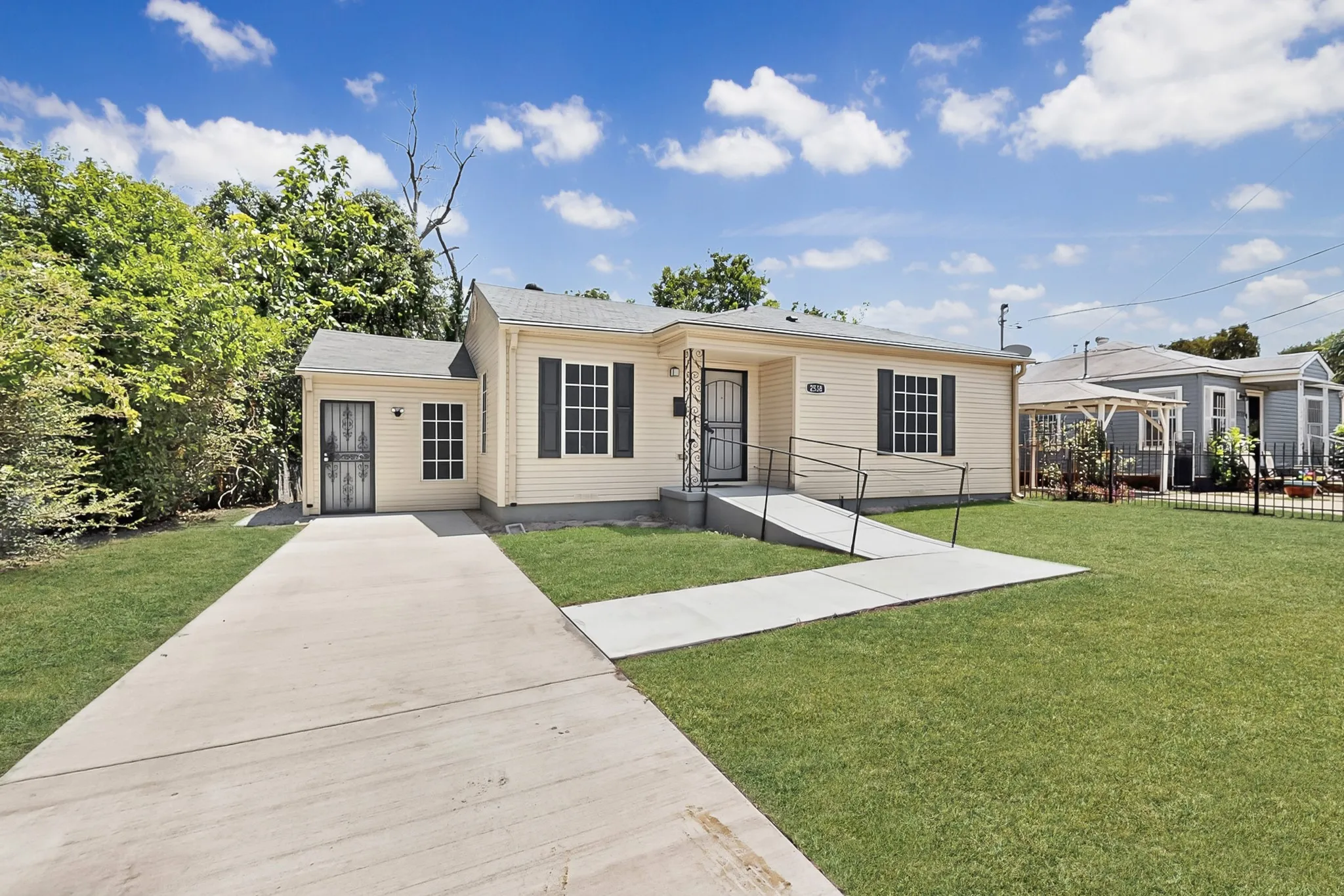 Single Family Residence For Rent in Dallas County , 2538 Stovall Drive, Dallas, Texas 75216, 3 Bedroom, 2 Bathroom, Garage spaces, 1,100 Sqft, built in 1949, mls#21354432, Real Estate Agent in Dallas, Homes For Rent in Dallas county, Homes For Rent in Dallas, Realtor in Dallas Texas, Real Estate Brokerage Independent Realty Texas, Luminita Cordes Realtor