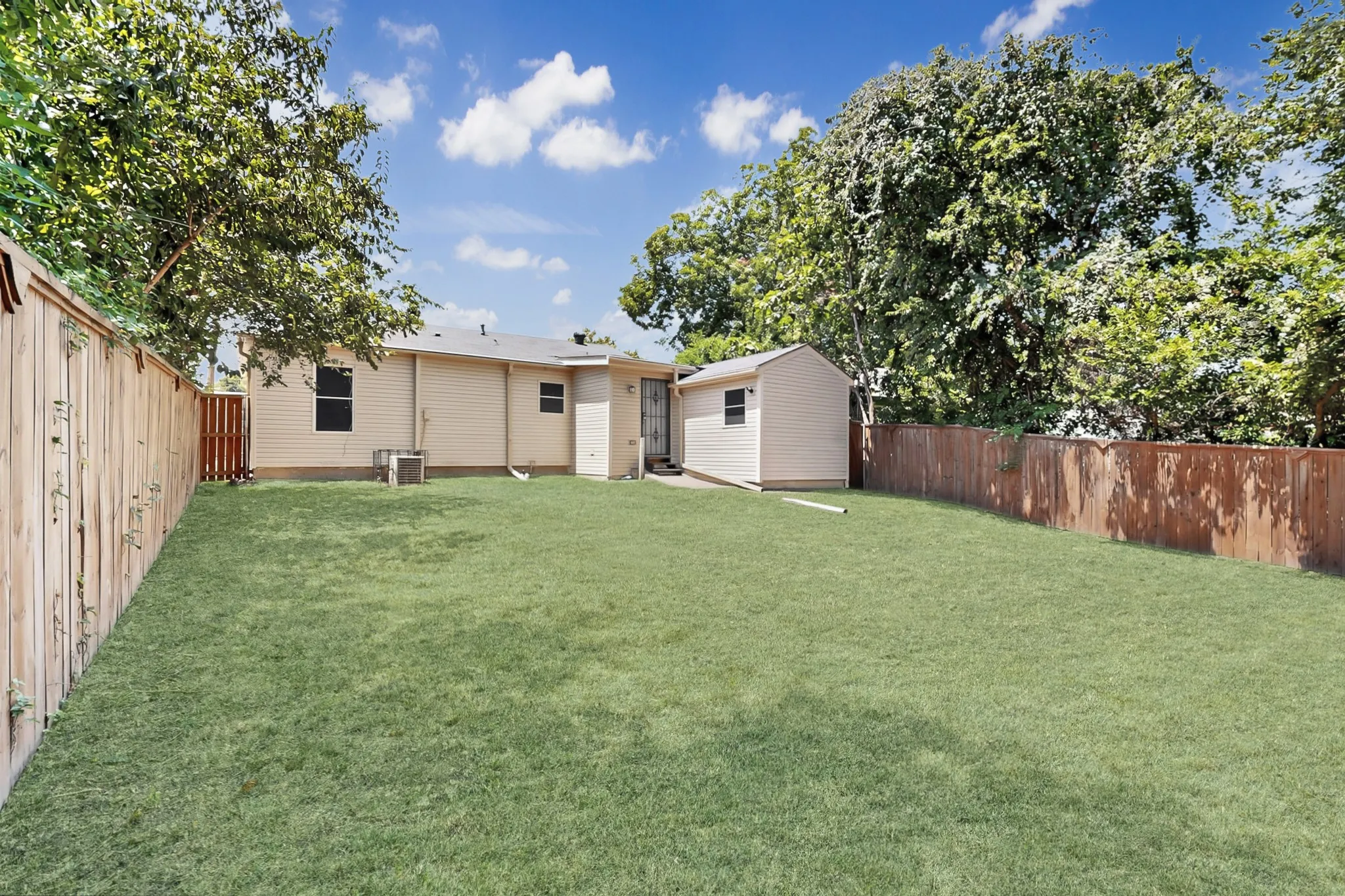 Single Family Residence For Rent in Dallas County , 2538 Stovall Drive, Dallas, Texas 75216, 3 Bedroom, 2 Bathroom, Garage spaces, 1,100 Sqft, built in 1949, mls#21354432, Real Estate Agent in Dallas, Homes For Rent in Dallas county, Homes For Rent in Dallas, Realtor in Dallas Texas, Real Estate Brokerage Independent Realty Texas, Luminita Cordes Realtor