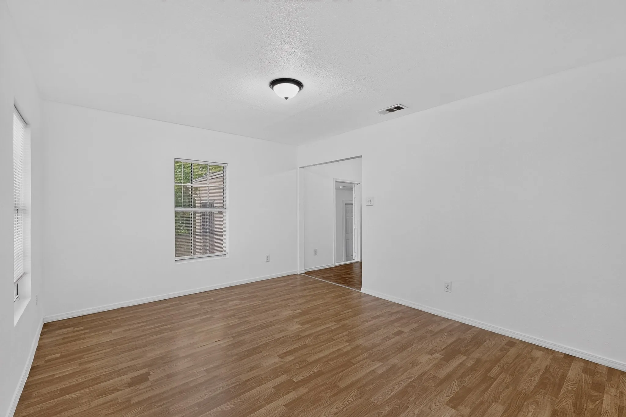 Single Family Residence For Rent in Dallas County , 2538 Stovall Drive, Dallas, Texas 75216, 3 Bedroom, 2 Bathroom, Garage spaces, 1,100 Sqft, built in 1949, mls#21354432, Real Estate Agent in Dallas, Homes For Rent in Dallas county, Homes For Rent in Dallas, Realtor in Dallas Texas, Real Estate Brokerage Independent Realty Texas, Luminita Cordes Realtor