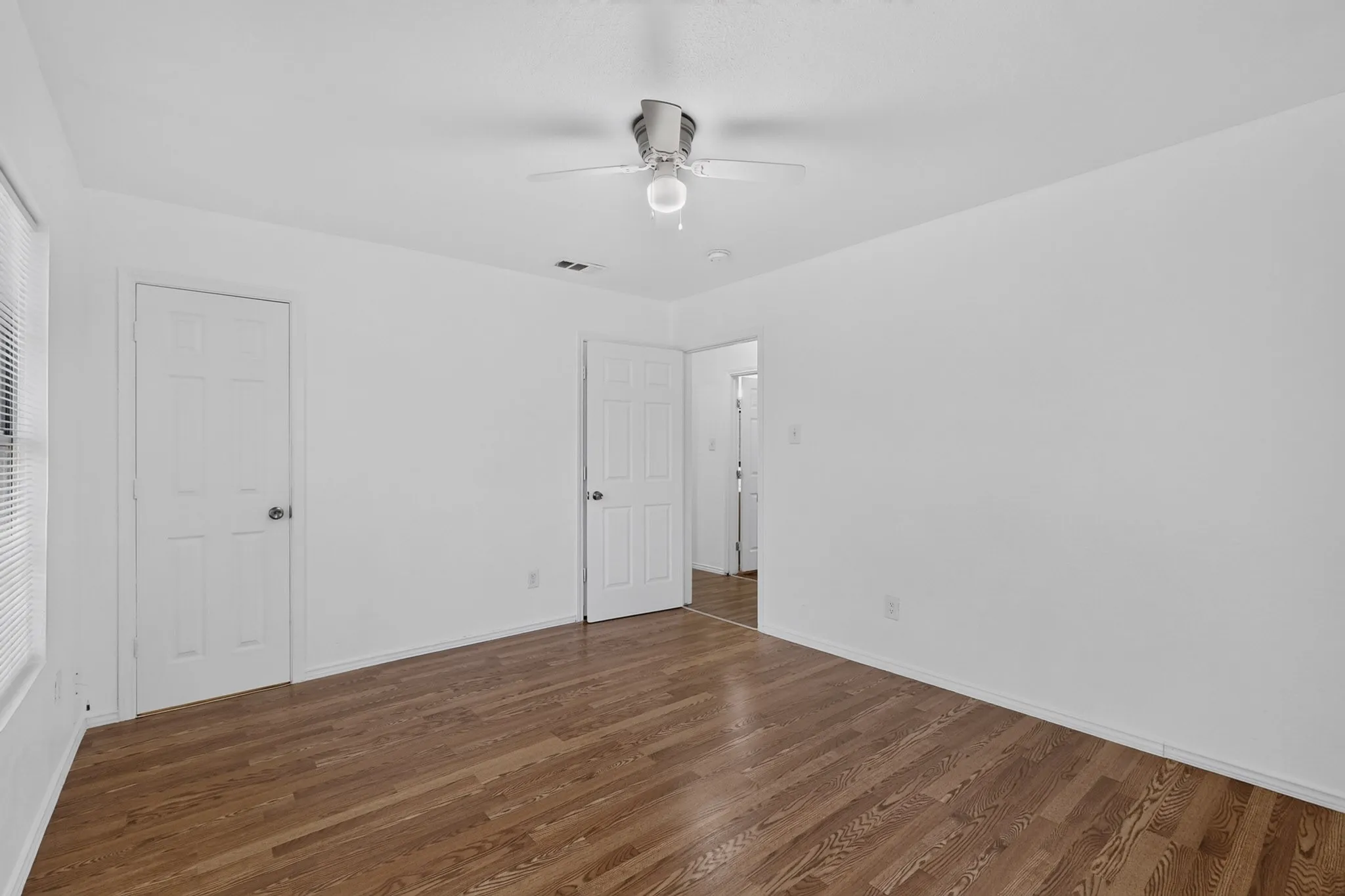 Single Family Residence For Rent in Dallas County , 2538 Stovall Drive, Dallas, Texas 75216, 3 Bedroom, 2 Bathroom, Garage spaces, 1,100 Sqft, built in 1949, mls#21354432, Real Estate Agent in Dallas, Homes For Rent in Dallas county, Homes For Rent in Dallas, Realtor in Dallas Texas, Real Estate Brokerage Independent Realty Texas, Luminita Cordes Realtor
