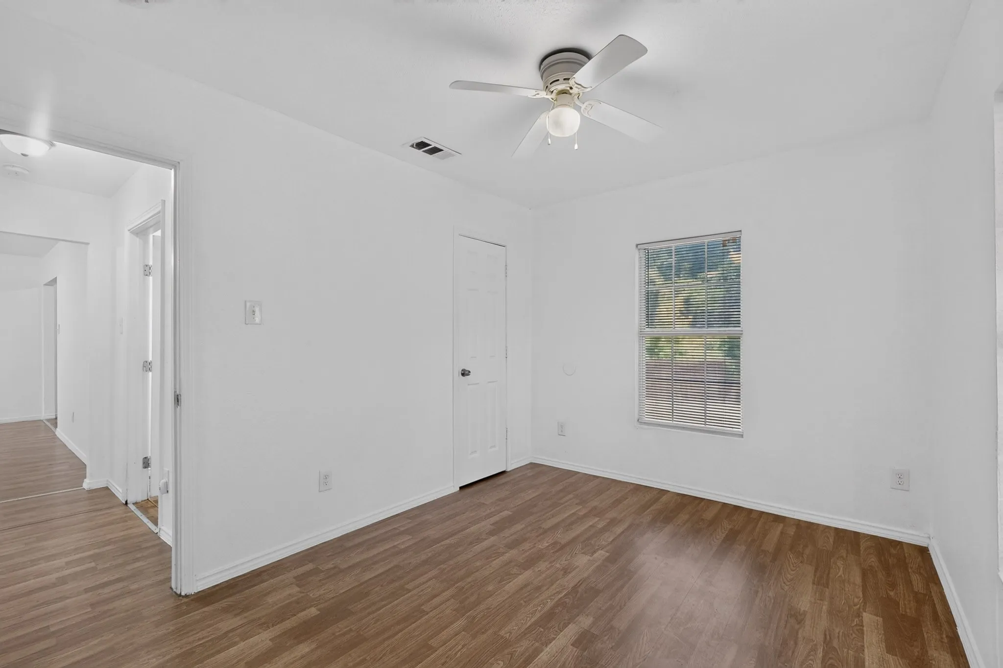 Single Family Residence For Rent in Dallas County , 2538 Stovall Drive, Dallas, Texas 75216, 3 Bedroom, 2 Bathroom, Garage spaces, 1,100 Sqft, built in 1949, mls#21354432, Real Estate Agent in Dallas, Homes For Rent in Dallas county, Homes For Rent in Dallas, Realtor in Dallas Texas, Real Estate Brokerage Independent Realty Texas, Luminita Cordes Realtor