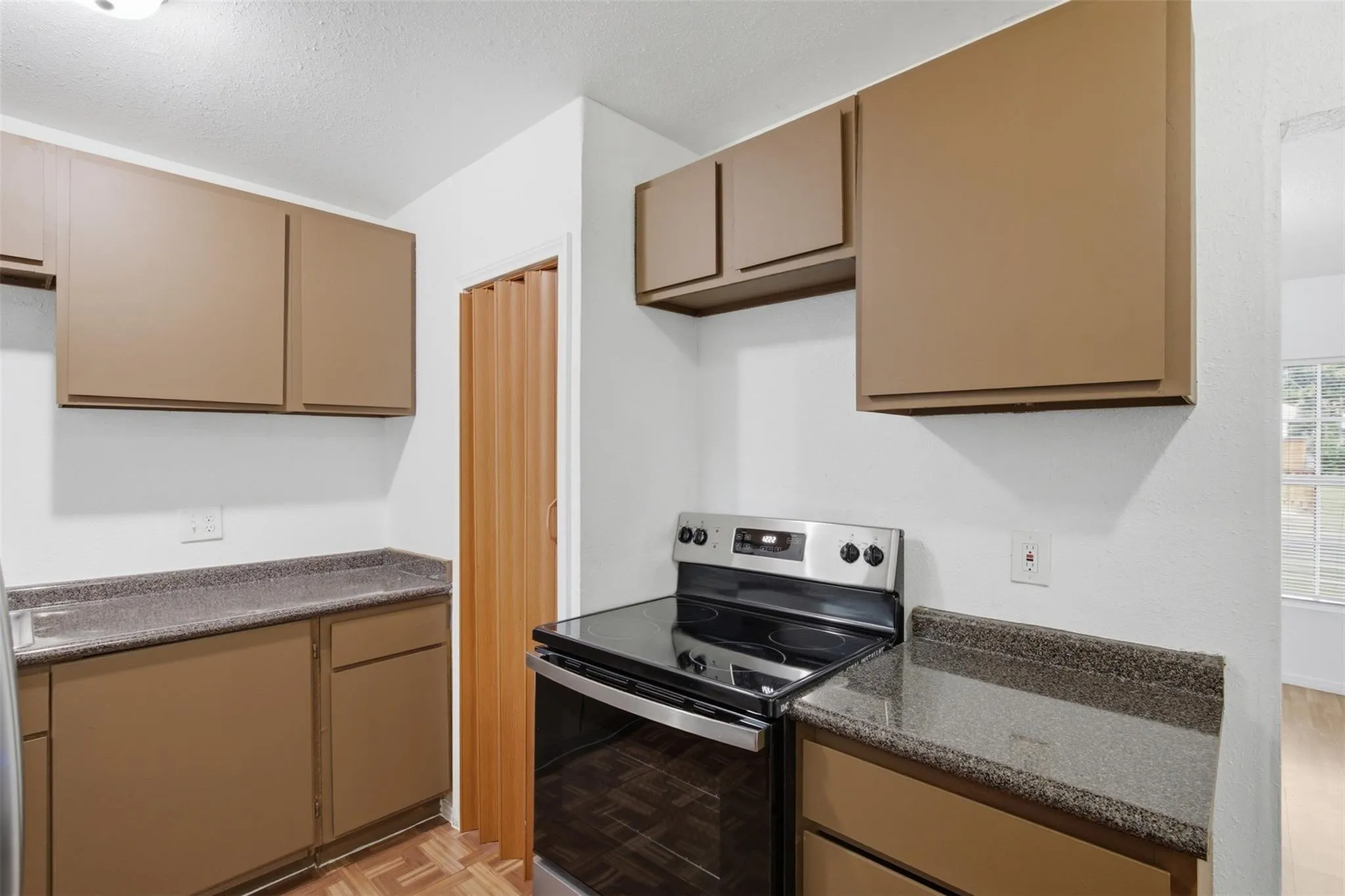 Single Family Residence For Rent in Dallas County , 2538 Stovall Drive, Dallas, Texas 75216, 3 Bedroom, 2 Bathroom, Garage spaces, 1,100 Sqft, built in 1949, mls#21354432, Real Estate Agent in Dallas, Homes For Rent in Dallas county, Homes For Rent in Dallas, Realtor in Dallas Texas, Real Estate Brokerage Independent Realty Texas, Luminita Cordes Realtor