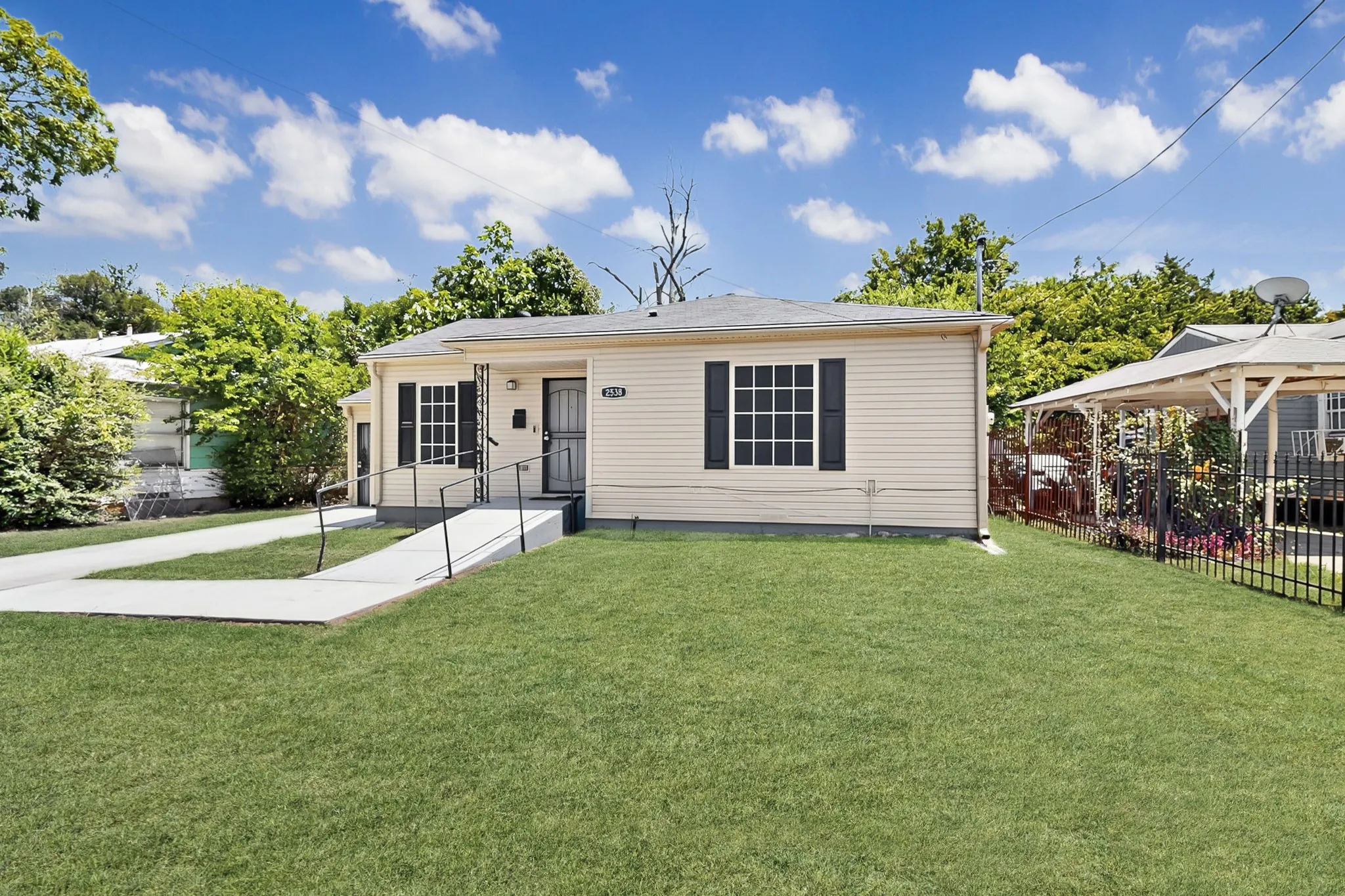 Single Family Residence For Rent in Dallas County , 2538 Stovall Drive, Dallas, Texas 75216, 3 Bedroom, 2 Bathroom, Garage spaces, 1,100 Sqft, built in 1949, mls#21354432, Real Estate Agent in Dallas, Homes For Rent in Dallas county, Homes For Rent in Dallas, Realtor in Dallas Texas, Real Estate Brokerage Independent Realty Texas, Luminita Cordes Realtor