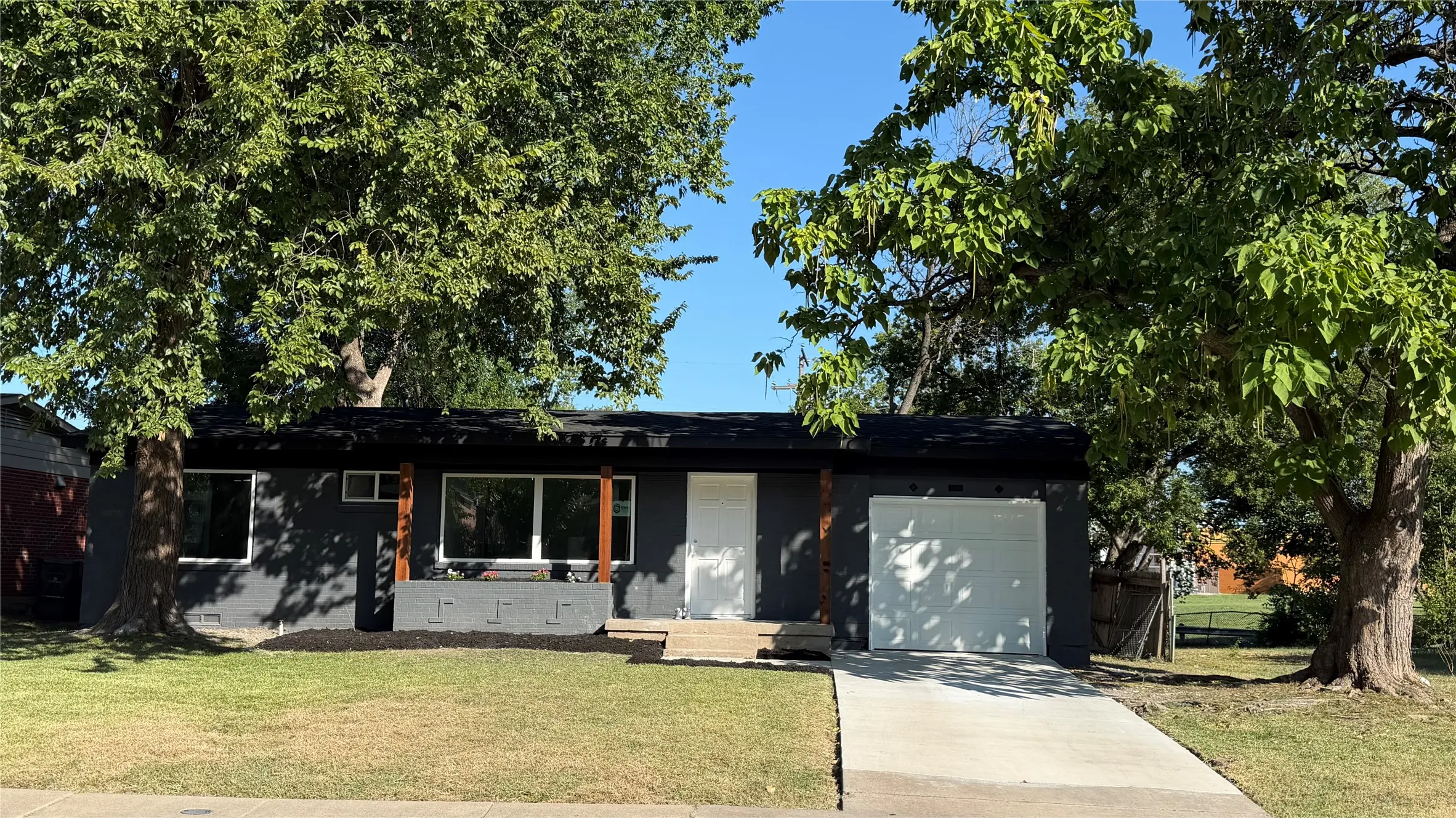 Single Family Residence For Sale in Dallas County , 10816 Mandalay Drive, Dallas, Texas 75228, 3 Bedroom, 2 Bathroom, 1 Garage spaces, 1,080 Sqft, built in 1955, mls#21354367, Real Estate Agent in Dallas, Homes For Sale in Dallas county, Homes For Sale in Dallas, Realtor in Dallas Texas, Real Estate Brokerage Independent Realty Texas, Luminita Cordes Realtor