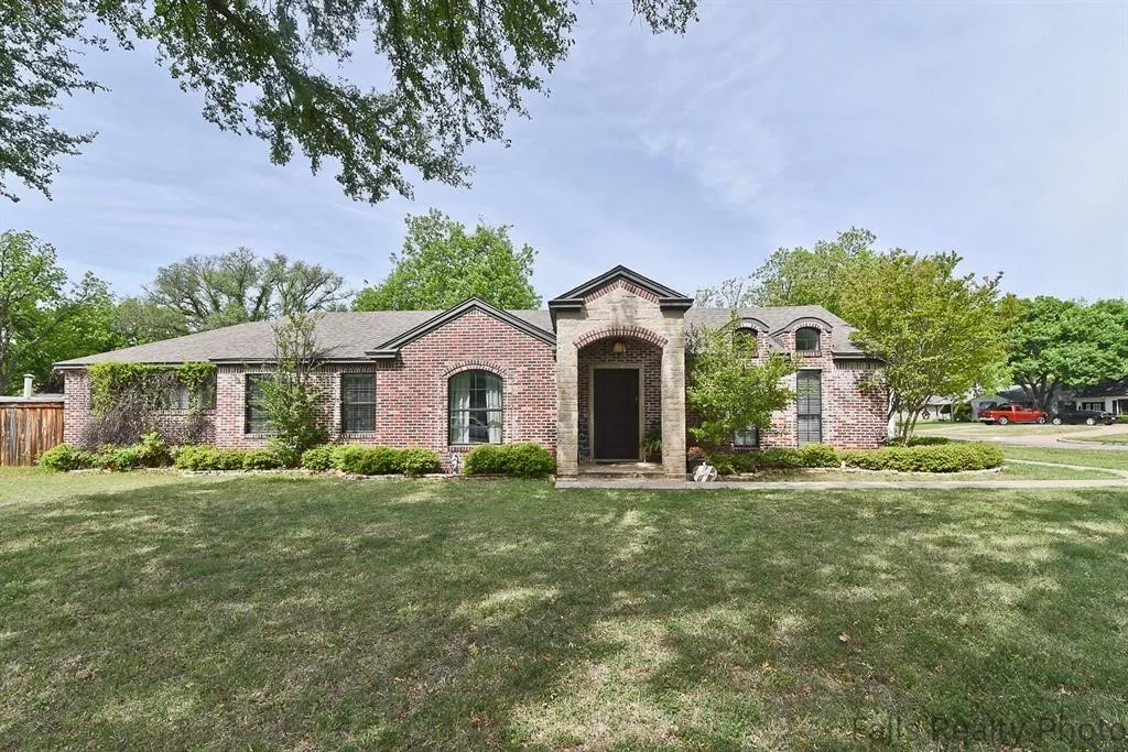 Single Family Residence For Sale in Wichita County , 2700 Taft Boulevard, Wichita Falls, Texas 76308, 3 Bedroom, 2 Bathroom, 3 Garage spaces, 2,156 Sqft, built in 1949, mls#21354448, Real Estate Agent in Wichita Falls, Homes For Sale in Wichita county, Homes For Sale in Wichita Falls, Realtor in Wichita Falls Texas, Real Estate Brokerage Independent Realty Texas, Luminita Cordes Realtor