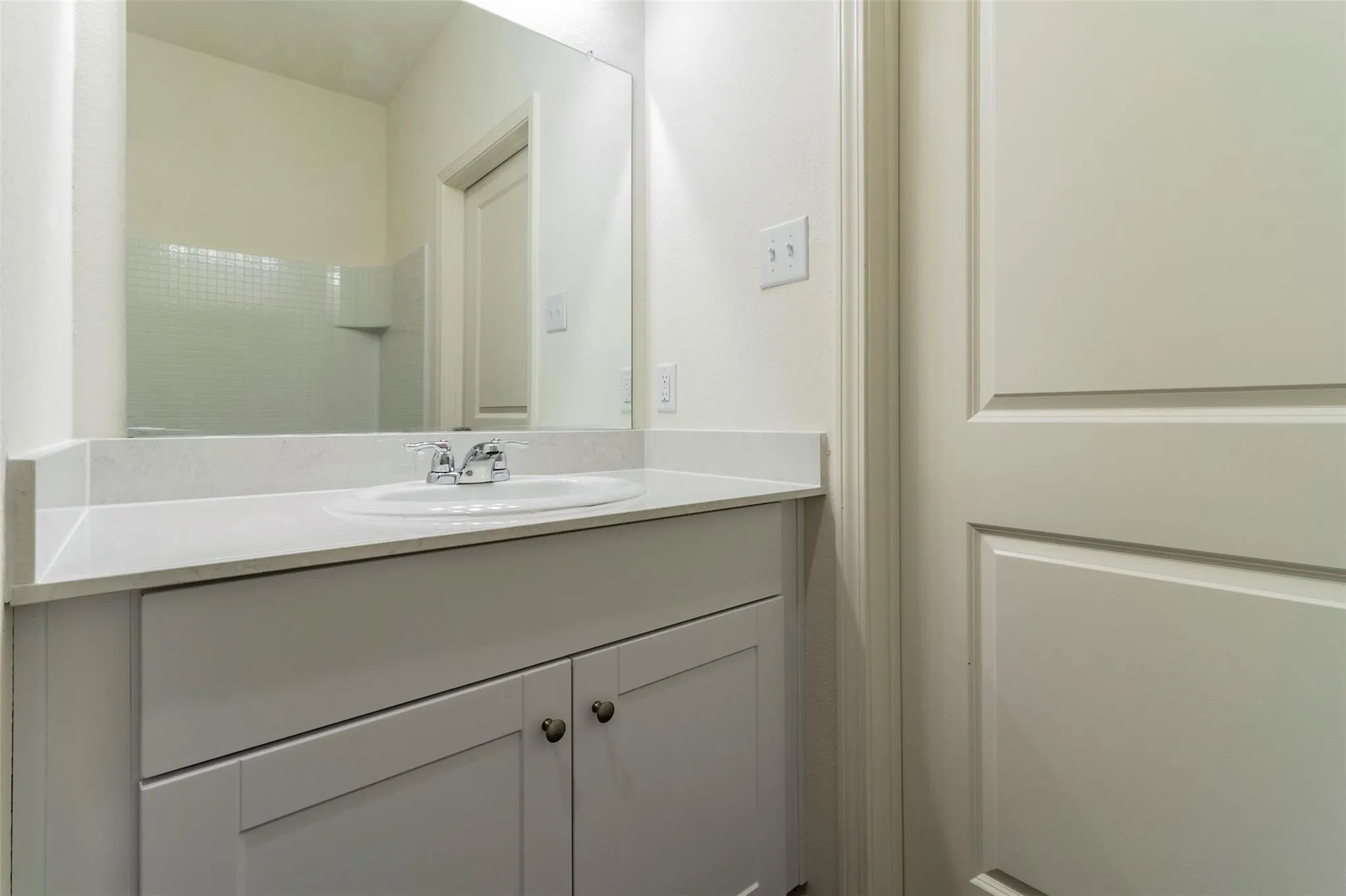 Single basin vanity with light-toned countertop