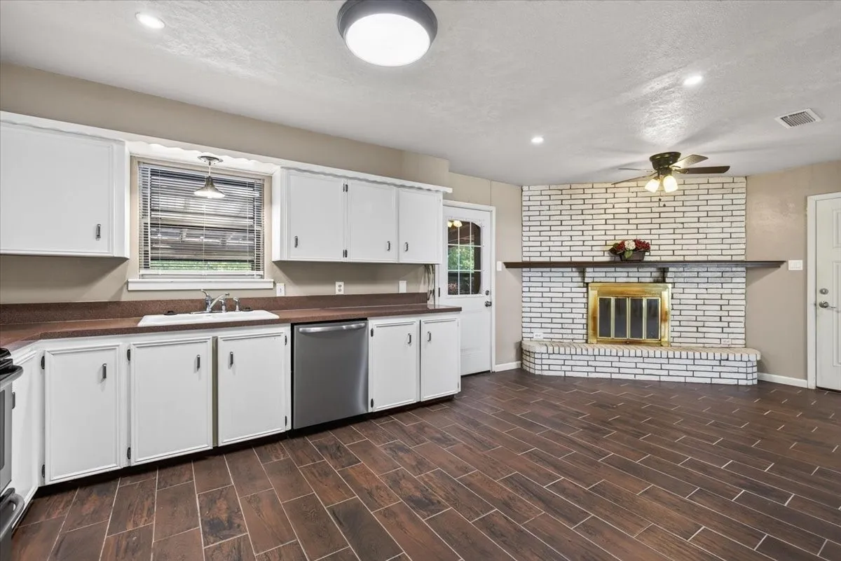 Kitchen and breakfast area