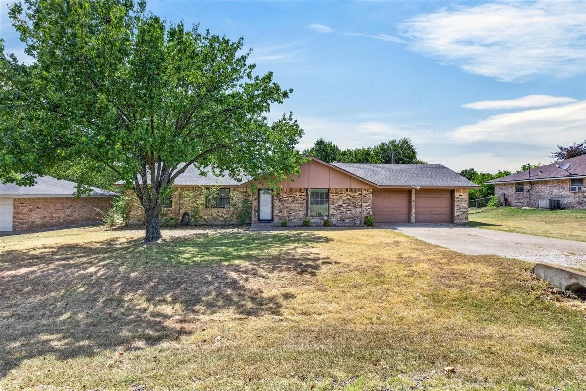 Single Family Residence For Sale in Ellis County , 164 Creekview Drive E, Red Oak, Texas 75154, 3 Bedroom, 2 Bathroom, 2 Garage spaces, 1,596 Sqft, built in 1976, mls#21353507, Real Estate Agent in Red Oak, Homes For Sale in Ellis county, Homes For Sale in Red Oak, Realtor in Red Oak Texas, Real Estate Brokerage Independent Realty Texas, Luminita Cordes Realtor