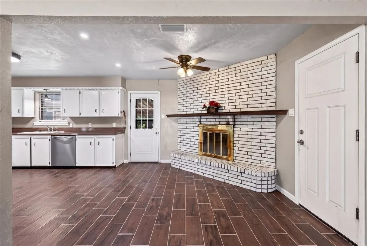 Breakfast area with fireplace