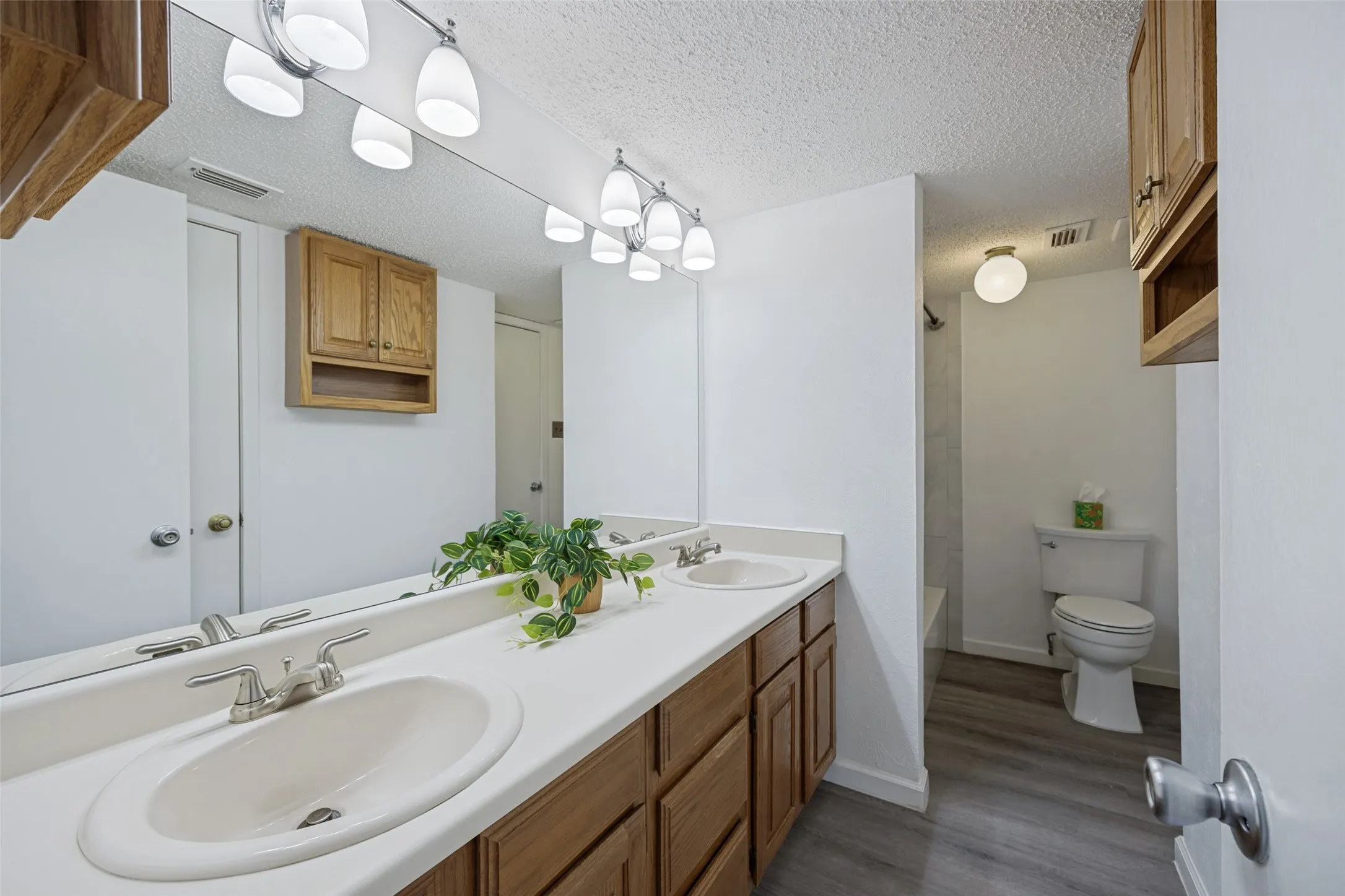 Large vanity with 2 sinks and lots of storage