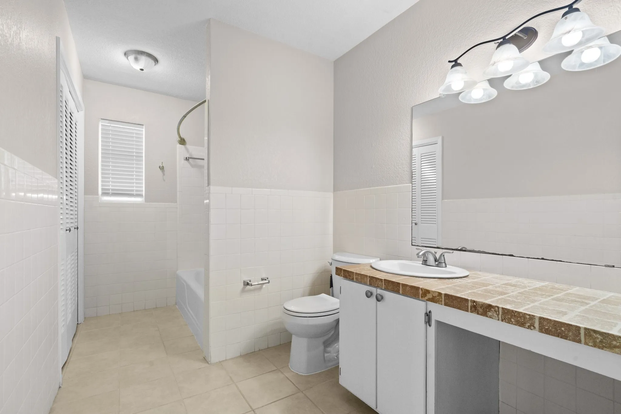 2nd Bath off Hallway
