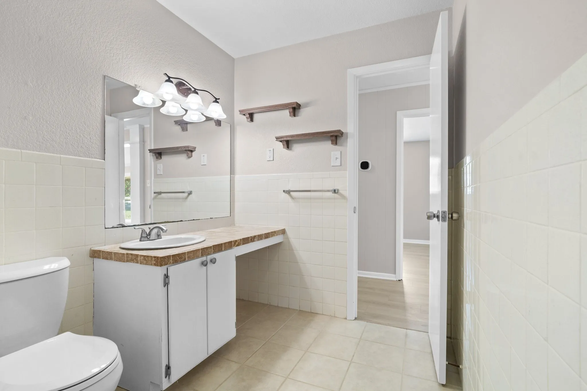 2nd Bath off Hallway