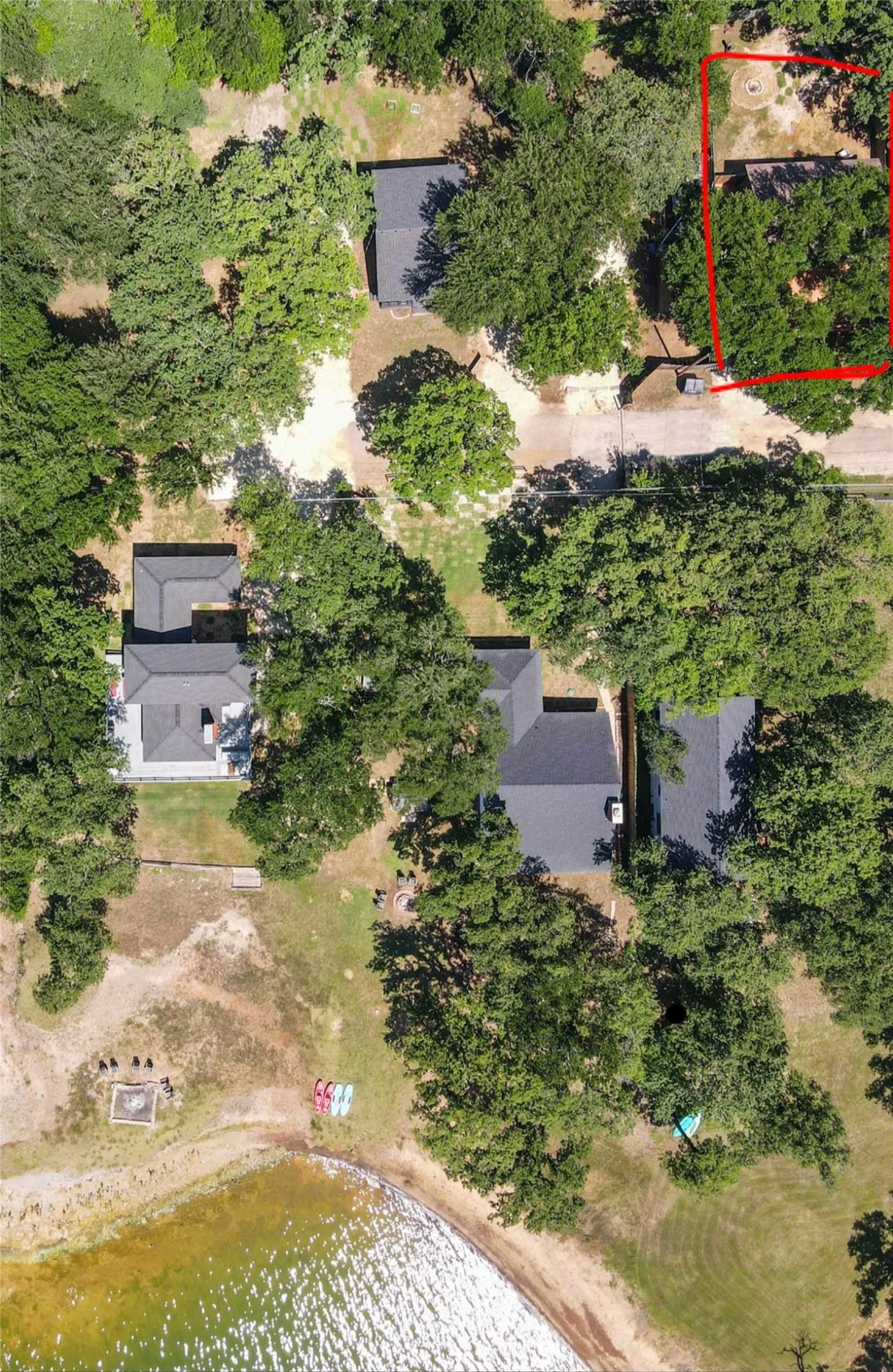 Property outlined in red. Under many mature trees.