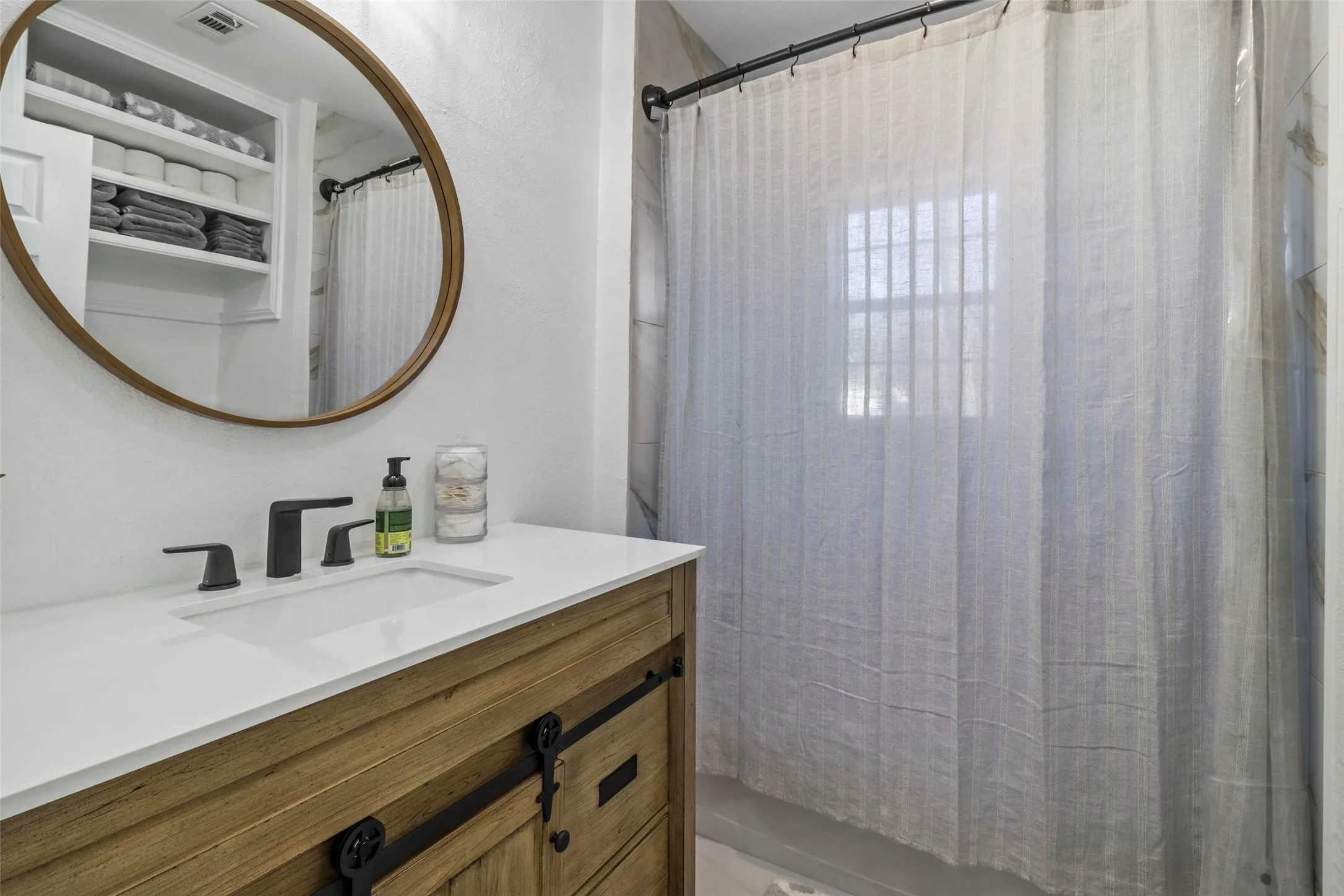 Single Family Residence For Sale in Denton County , 5660 Dorothy, Little Elm, Texas 75068, 2 Bedroom, 1 Bathroom, Garage spaces, 850 Sqft, built in 1966, mls#21350750, Real Estate Agent in Little Elm, Homes For Sale in Denton county, Homes For Sale in Little Elm, Realtor in Little Elm Texas, Real Estate Brokerage Independent Realty Texas, Luminita Cordes Realtor