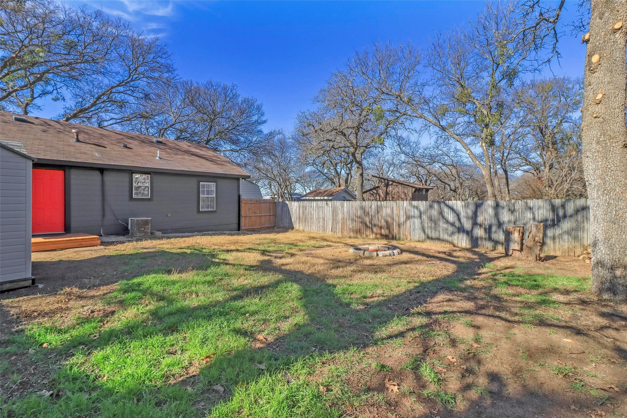 Single Family Residence For Sale in Denton County , 5660 Dorothy, Little Elm, Texas 75068, 2 Bedroom, 1 Bathroom, Garage spaces, 850 Sqft, built in 1966, mls#21350750, Real Estate Agent in Little Elm, Homes For Sale in Denton county, Homes For Sale in Little Elm, Realtor in Little Elm Texas, Real Estate Brokerage Independent Realty Texas, Luminita Cordes Realtor
