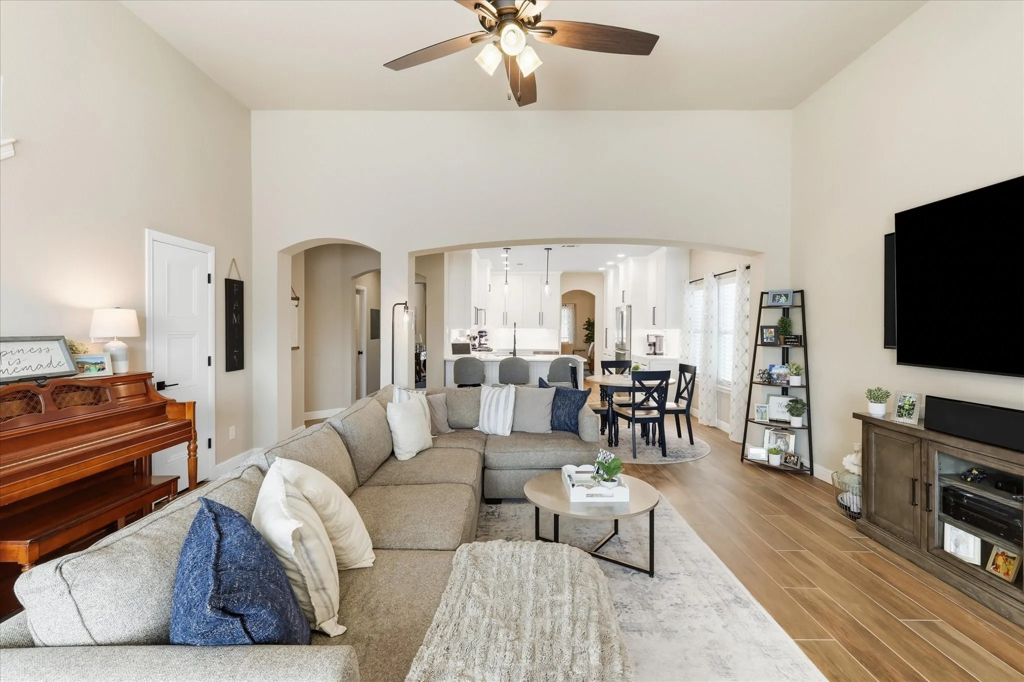 Single Family Residence For Sale in Tarrant County , 12848 Old Macgregor Lane, Fort Worth, Texas 76244, 4 Bedroom, 3 Bathroom, 2 Garage spaces, 2,994 Sqft, built in 2006, mls#21353440, Real Estate Agent in Fort Worth, Homes For Sale in Tarrant county, Homes For Sale in Fort Worth, Realtor in Fort Worth Texas, Real Estate Brokerage Independent Realty Texas, Luminita Cordes Realtor