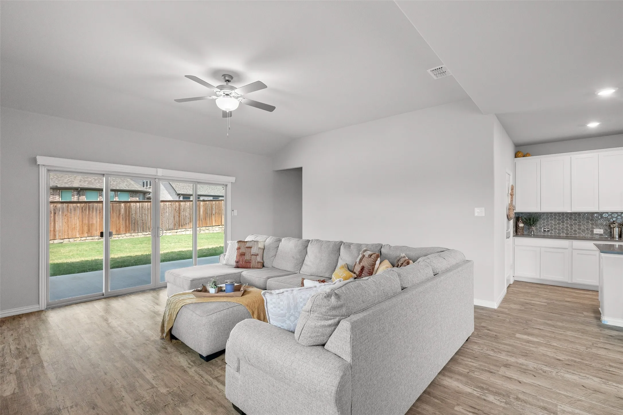 Single Family Residence For Sale in Tarrant County , 10101 Lakemont, Fort Worth, Texas 76131, 4 Bedroom, 4 Bathroom, 2 Garage spaces, 3,100 Sqft, built in 2021, mls#21354379, Real Estate Agent in Fort Worth, Homes For Sale in Tarrant county, Homes For Sale in Fort Worth, Realtor in Fort Worth Texas, Real Estate Brokerage Independent Realty Texas, Luminita Cordes Realtor