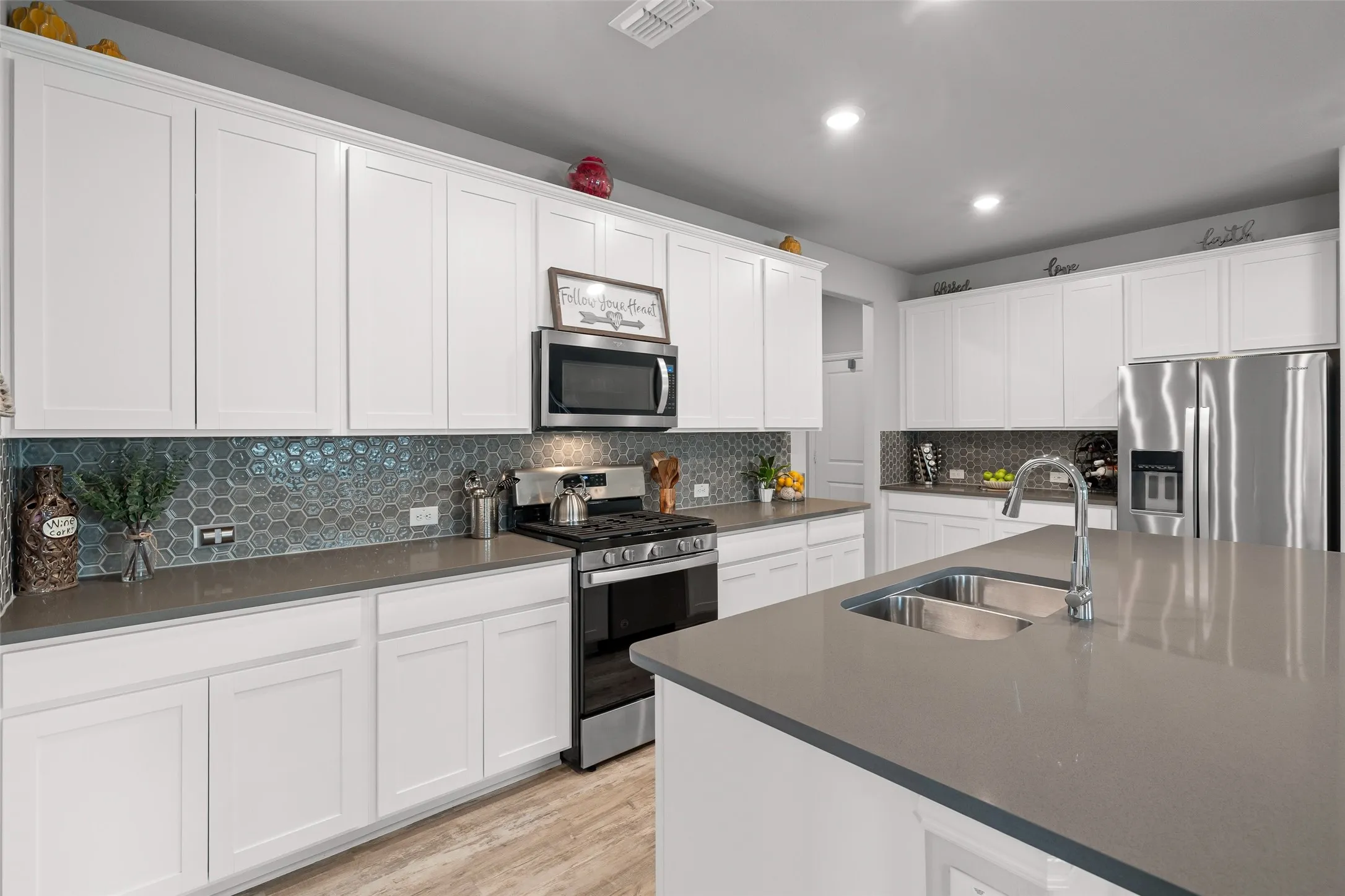 Single Family Residence For Sale in Tarrant County , 10101 Lakemont, Fort Worth, Texas 76131, 4 Bedroom, 4 Bathroom, 2 Garage spaces, 3,100 Sqft, built in 2021, mls#21354379, Real Estate Agent in Fort Worth, Homes For Sale in Tarrant county, Homes For Sale in Fort Worth, Realtor in Fort Worth Texas, Real Estate Brokerage Independent Realty Texas, Luminita Cordes Realtor