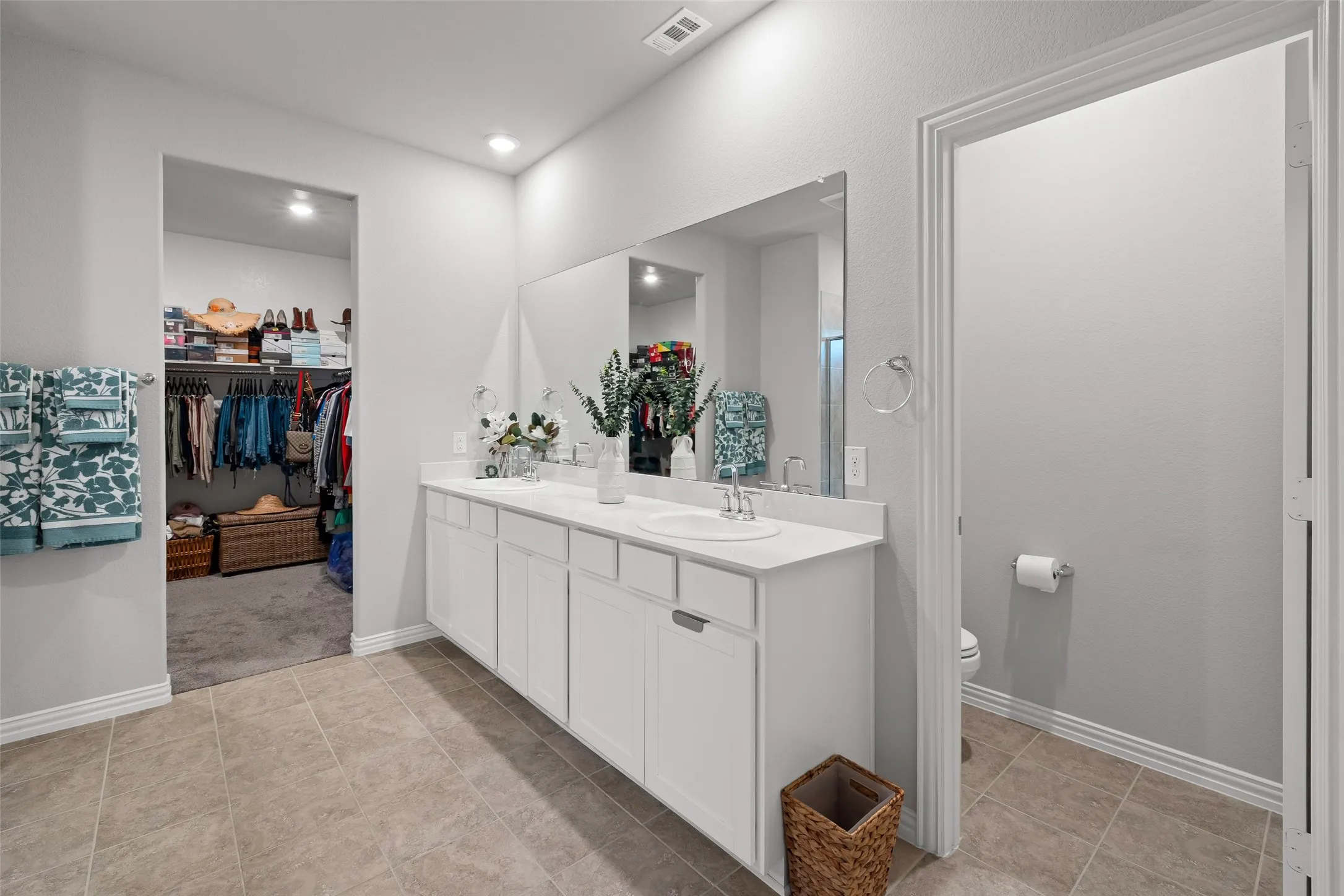 Single Family Residence For Sale in Tarrant County , 10101 Lakemont, Fort Worth, Texas 76131, 4 Bedroom, 4 Bathroom, 2 Garage spaces, 3,100 Sqft, built in 2021, mls#21354379, Real Estate Agent in Fort Worth, Homes For Sale in Tarrant county, Homes For Sale in Fort Worth, Realtor in Fort Worth Texas, Real Estate Brokerage Independent Realty Texas, Luminita Cordes Realtor