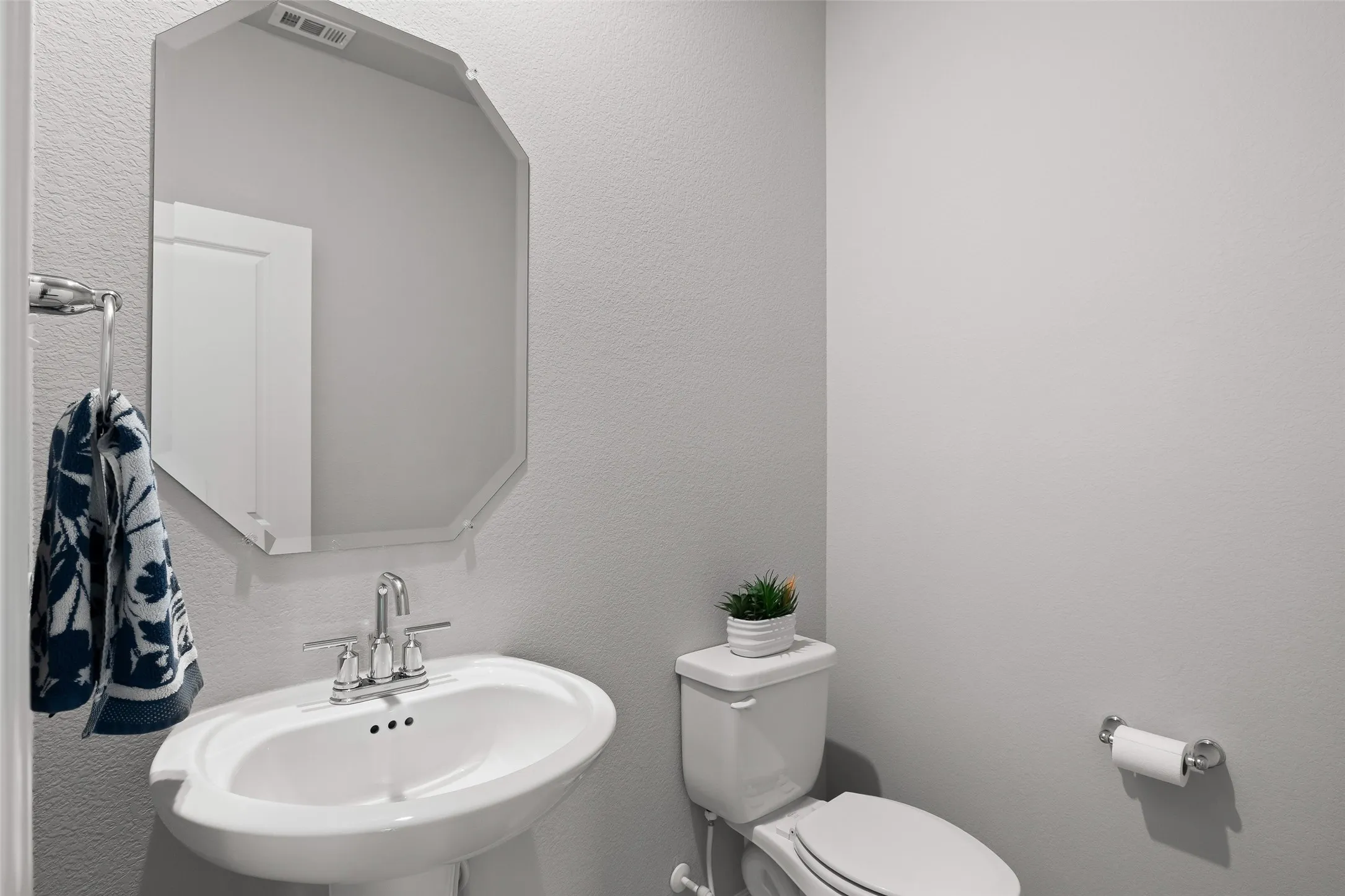 Single Family Residence For Sale in Tarrant County , 10101 Lakemont, Fort Worth, Texas 76131, 4 Bedroom, 4 Bathroom, 2 Garage spaces, 3,100 Sqft, built in 2021, mls#21354379, Real Estate Agent in Fort Worth, Homes For Sale in Tarrant county, Homes For Sale in Fort Worth, Realtor in Fort Worth Texas, Real Estate Brokerage Independent Realty Texas, Luminita Cordes Realtor