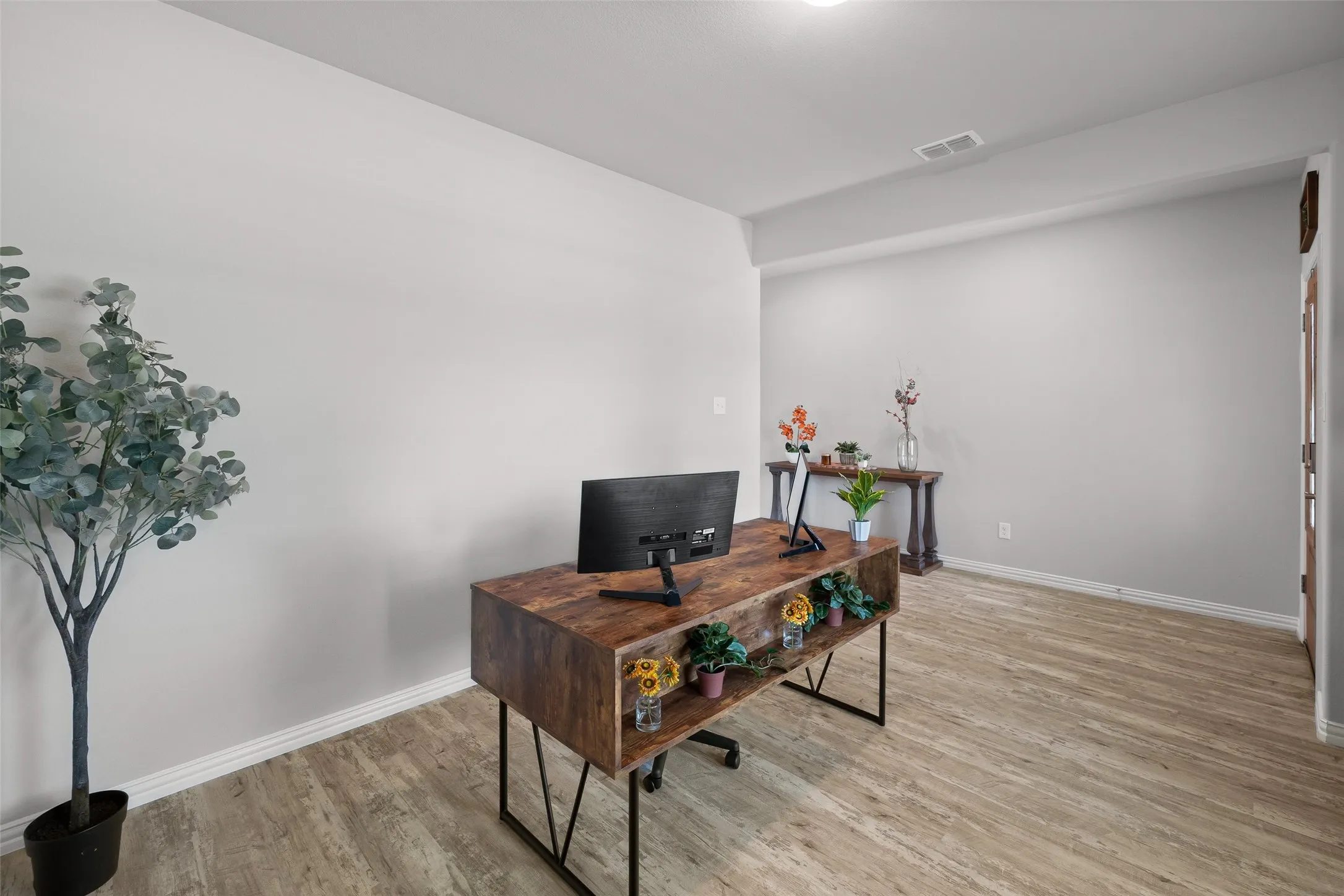 Single Family Residence For Sale in Tarrant County , 10101 Lakemont, Fort Worth, Texas 76131, 4 Bedroom, 4 Bathroom, 2 Garage spaces, 3,100 Sqft, built in 2021, mls#21354379, Real Estate Agent in Fort Worth, Homes For Sale in Tarrant county, Homes For Sale in Fort Worth, Realtor in Fort Worth Texas, Real Estate Brokerage Independent Realty Texas, Luminita Cordes Realtor
