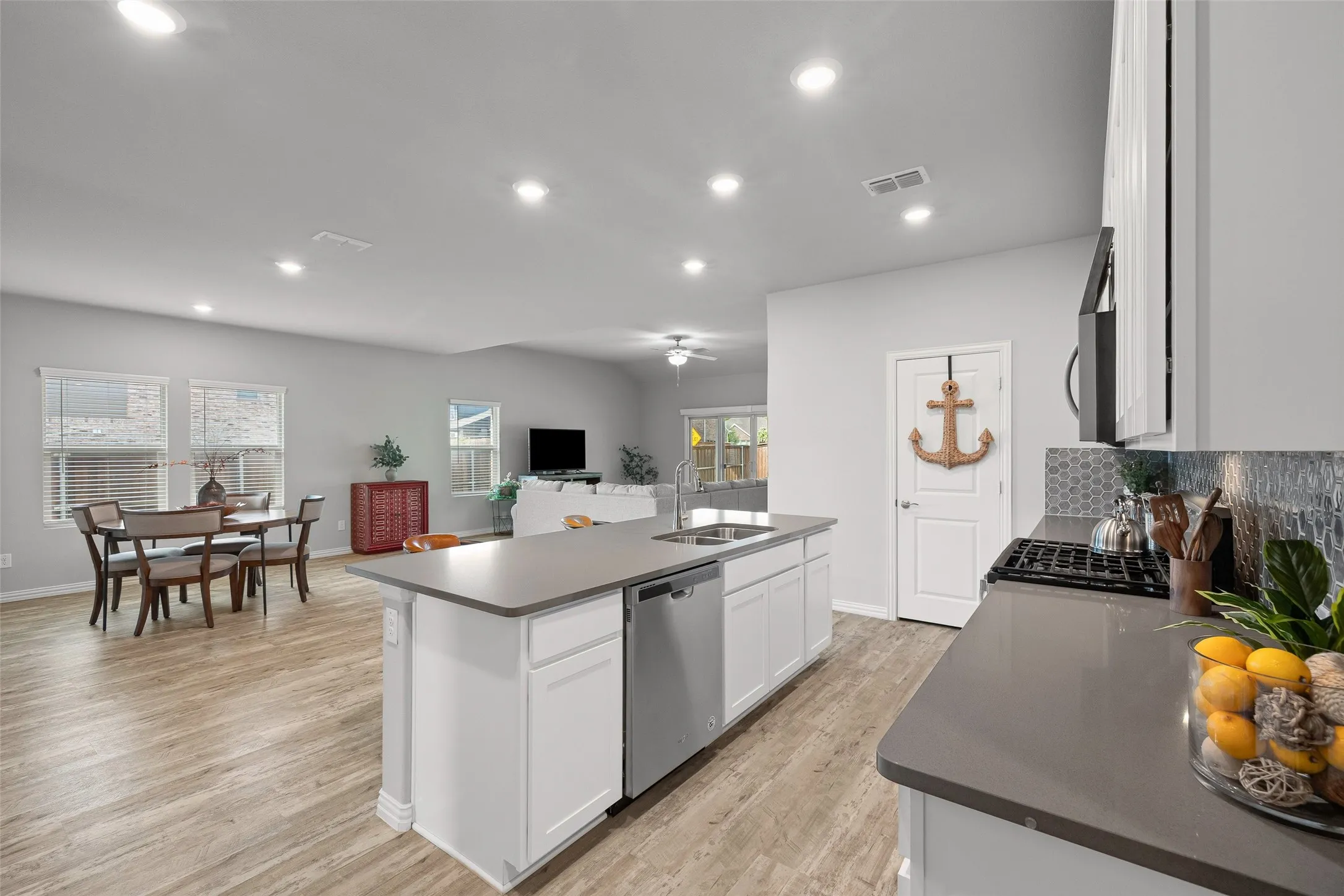 Single Family Residence For Sale in Tarrant County , 10101 Lakemont, Fort Worth, Texas 76131, 4 Bedroom, 4 Bathroom, 2 Garage spaces, 3,100 Sqft, built in 2021, mls#21354379, Real Estate Agent in Fort Worth, Homes For Sale in Tarrant county, Homes For Sale in Fort Worth, Realtor in Fort Worth Texas, Real Estate Brokerage Independent Realty Texas, Luminita Cordes Realtor