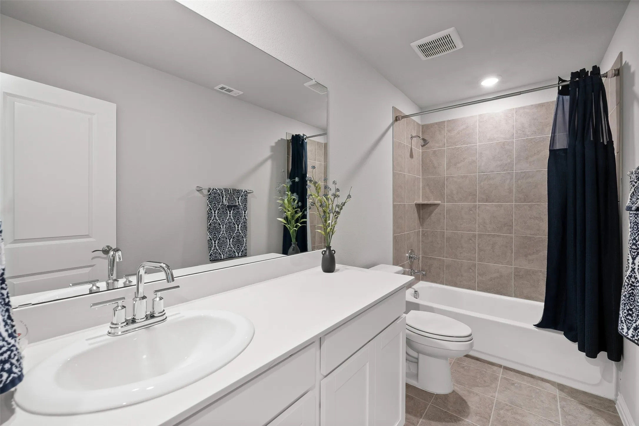 Single Family Residence For Sale in Tarrant County , 10101 Lakemont, Fort Worth, Texas 76131, 4 Bedroom, 4 Bathroom, 2 Garage spaces, 3,100 Sqft, built in 2021, mls#21354379, Real Estate Agent in Fort Worth, Homes For Sale in Tarrant county, Homes For Sale in Fort Worth, Realtor in Fort Worth Texas, Real Estate Brokerage Independent Realty Texas, Luminita Cordes Realtor