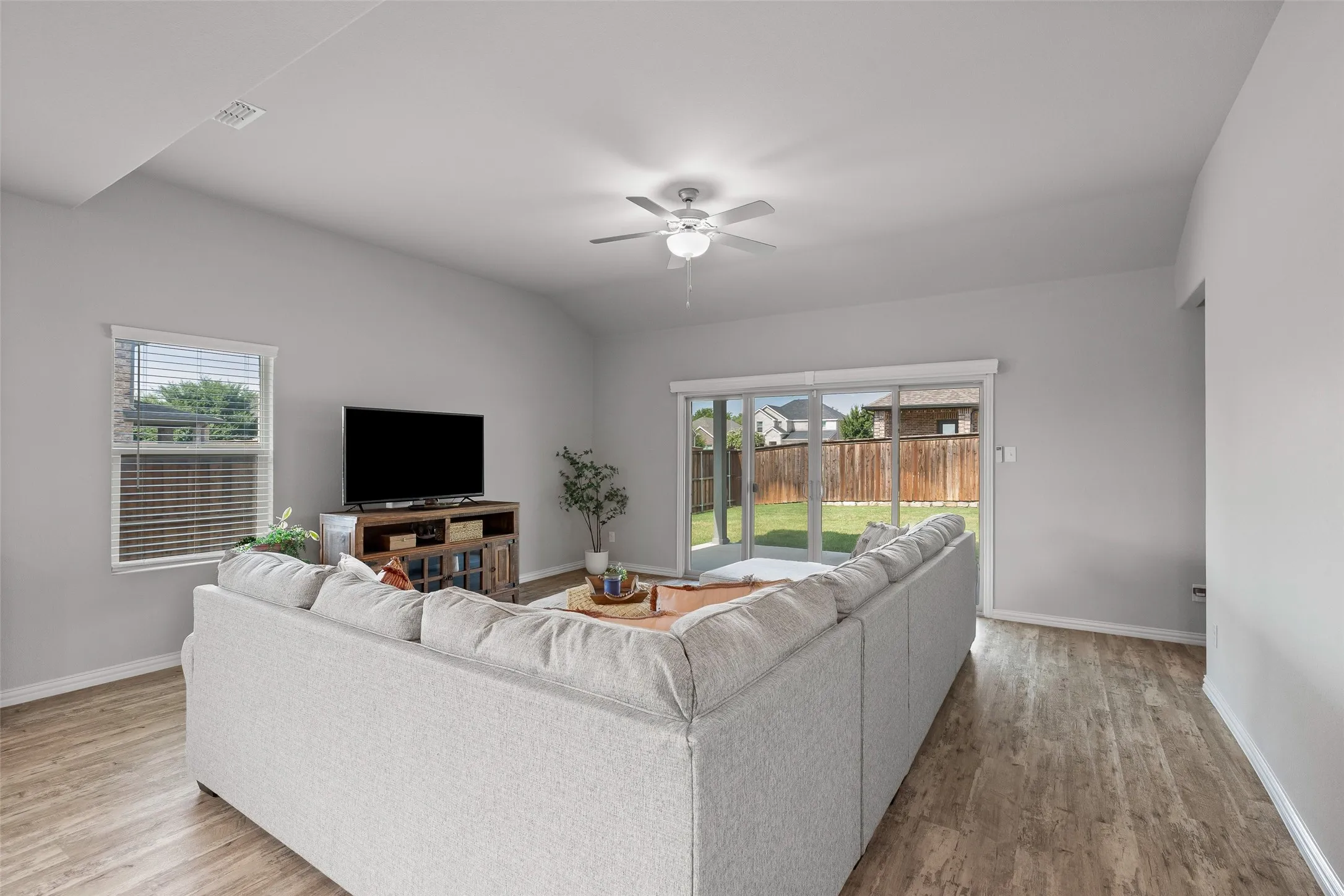 Single Family Residence For Sale in Tarrant County , 10101 Lakemont, Fort Worth, Texas 76131, 4 Bedroom, 4 Bathroom, 2 Garage spaces, 3,100 Sqft, built in 2021, mls#21354379, Real Estate Agent in Fort Worth, Homes For Sale in Tarrant county, Homes For Sale in Fort Worth, Realtor in Fort Worth Texas, Real Estate Brokerage Independent Realty Texas, Luminita Cordes Realtor