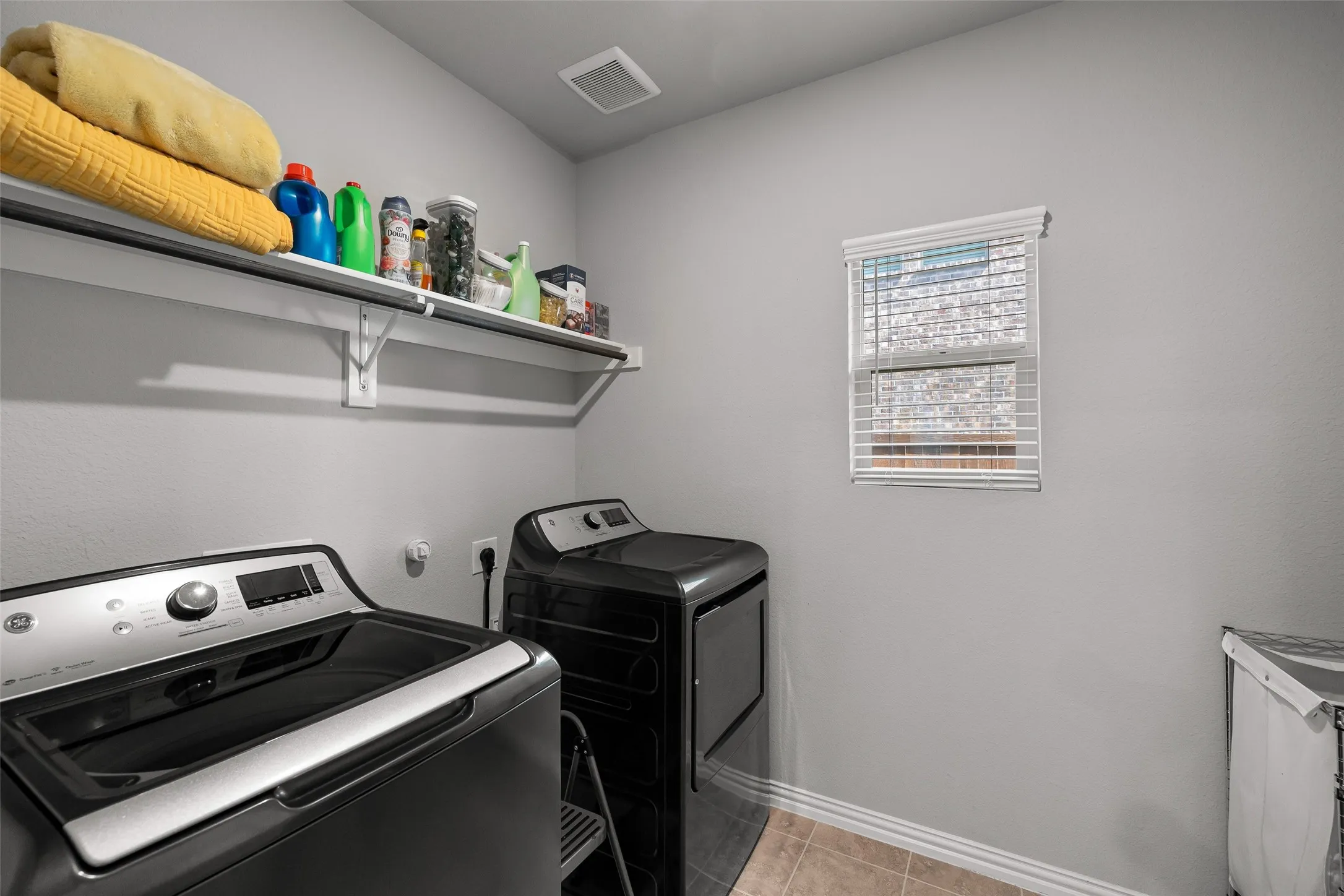 Single Family Residence For Sale in Tarrant County , 10101 Lakemont, Fort Worth, Texas 76131, 4 Bedroom, 4 Bathroom, 2 Garage spaces, 3,100 Sqft, built in 2021, mls#21354379, Real Estate Agent in Fort Worth, Homes For Sale in Tarrant county, Homes For Sale in Fort Worth, Realtor in Fort Worth Texas, Real Estate Brokerage Independent Realty Texas, Luminita Cordes Realtor