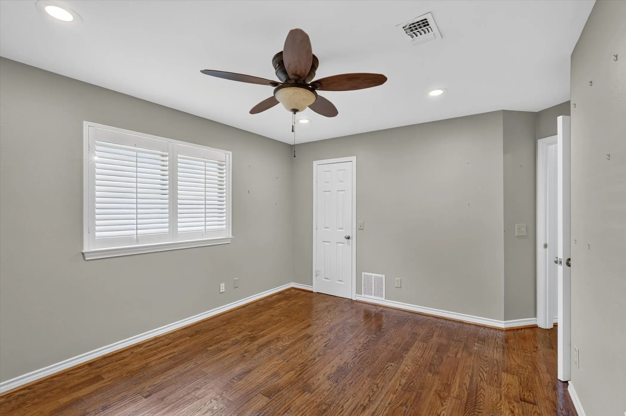 Single Family Residence For Sale in Collin County , 2132 Donna Drive, Plano, Texas 75074, 3 Bedroom, 3 Bathroom, 2 Garage spaces, 2,438 Sqft, built in 1987, mls#21353973, Real Estate Agent in Plano, Homes For Sale in Collin county, Homes For Sale in Plano, Realtor in Plano Texas, Real Estate Brokerage Independent Realty Texas, Luminita Cordes Realtor