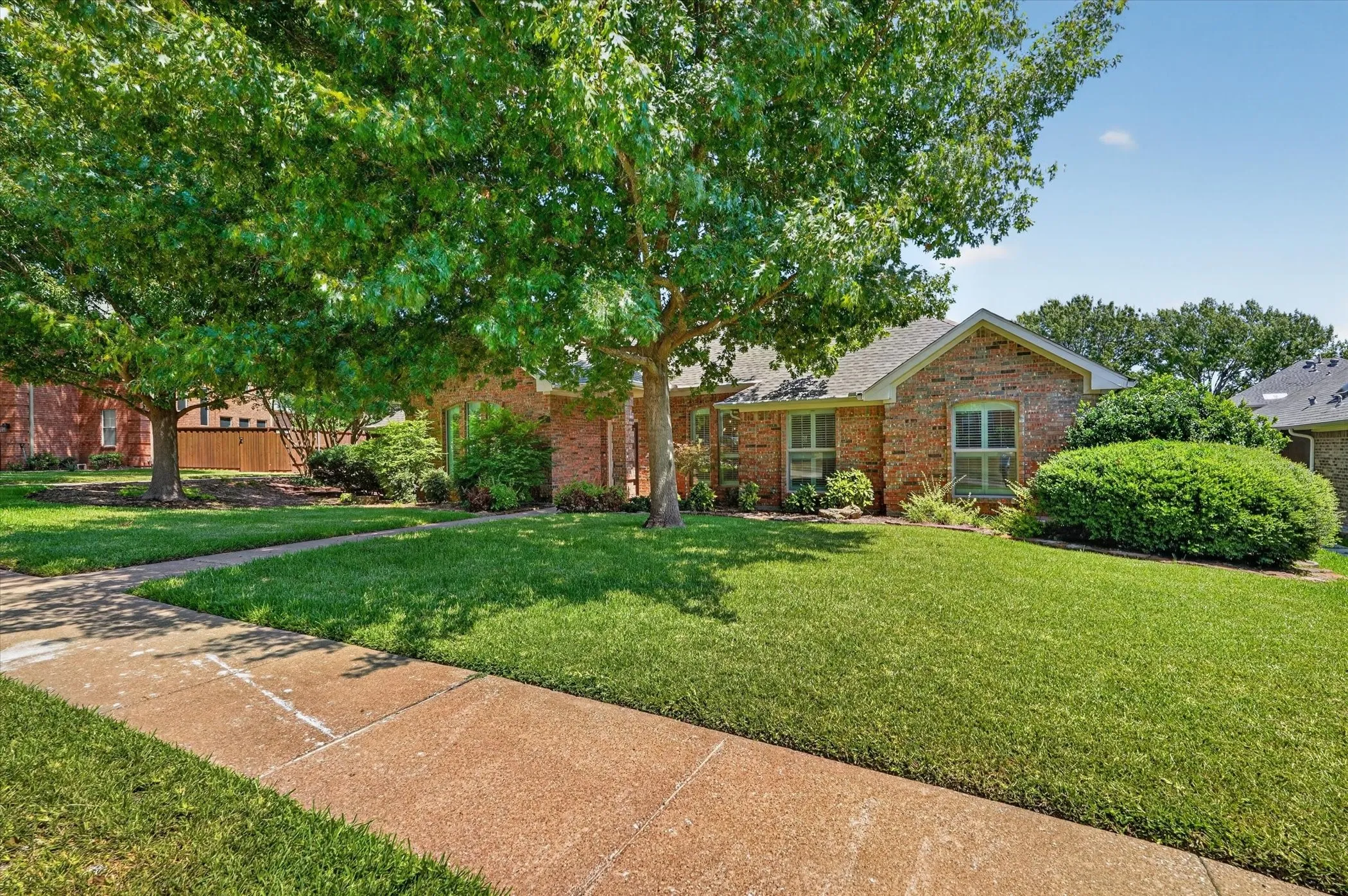 Single Family Residence For Sale in Collin County , 2132 Donna Drive, Plano, Texas 75074, 3 Bedroom, 3 Bathroom, 2 Garage spaces, 2,438 Sqft, built in 1987, mls#21353973, Real Estate Agent in Plano, Homes For Sale in Collin county, Homes For Sale in Plano, Realtor in Plano Texas, Real Estate Brokerage Independent Realty Texas, Luminita Cordes Realtor