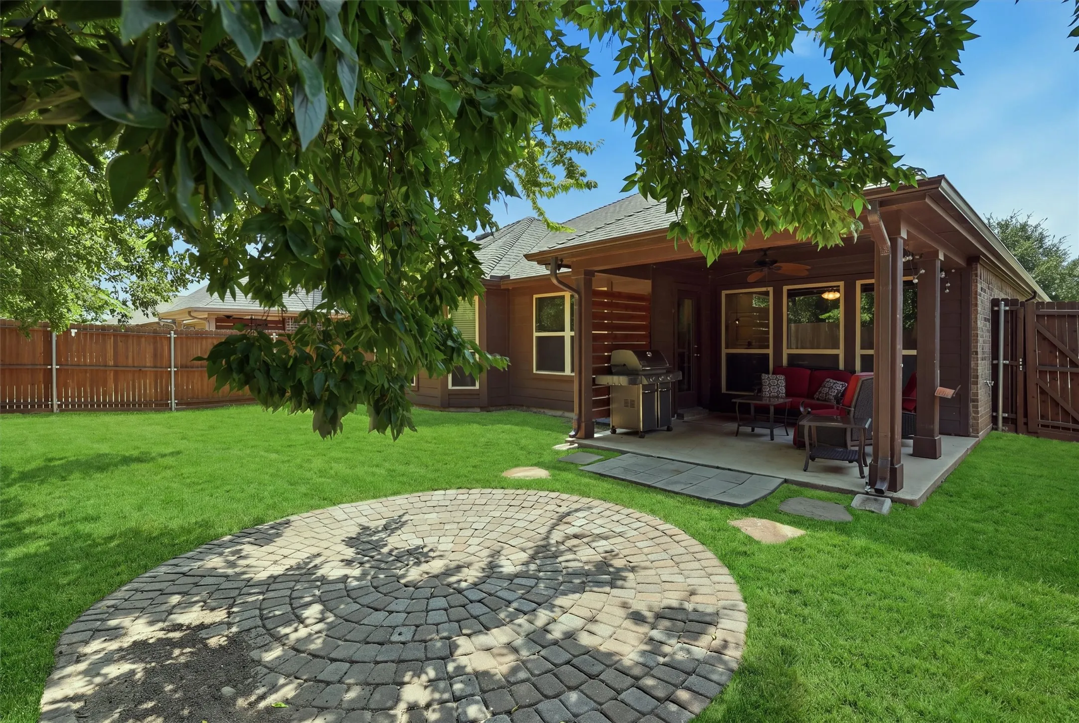 Single Family Residence For Sale in Denton County , 405 Bird Creek Drive, Little Elm, Texas 75068, 3 Bedroom, 2 Bathroom, 2 Garage spaces, 1,713 Sqft, built in 2018, mls#21349779, Real Estate Agent in Little Elm, Homes For Sale in Denton county, Homes For Sale in Little Elm, Realtor in Little Elm Texas, Real Estate Brokerage Independent Realty Texas, Luminita Cordes Realtor