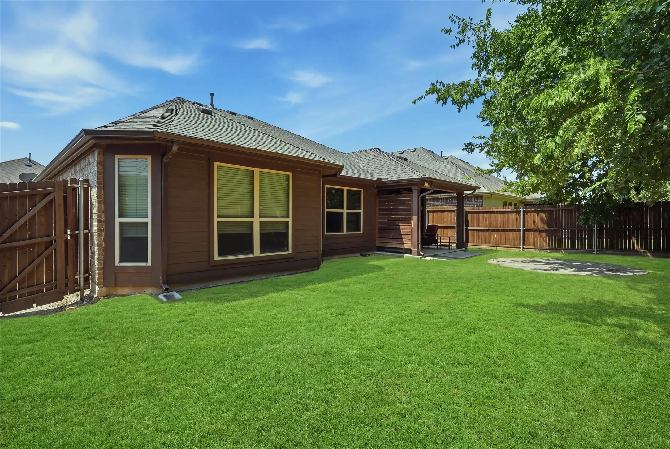 Single Family Residence For Sale in Denton County , 405 Bird Creek Drive, Little Elm, Texas 75068, 3 Bedroom, 2 Bathroom, 2 Garage spaces, 1,713 Sqft, built in 2018, mls#21349779, Real Estate Agent in Little Elm, Homes For Sale in Denton county, Homes For Sale in Little Elm, Realtor in Little Elm Texas, Real Estate Brokerage Independent Realty Texas, Luminita Cordes Realtor