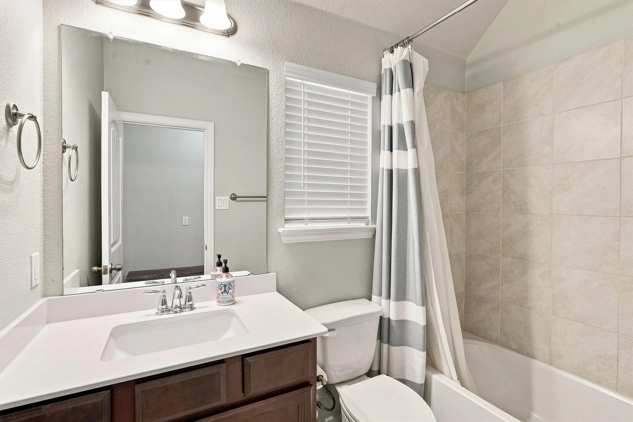 Single Family Residence For Sale in Denton County , 405 Bird Creek Drive, Little Elm, Texas 75068, 3 Bedroom, 2 Bathroom, 2 Garage spaces, 1,713 Sqft, built in 2018, mls#21349779, Real Estate Agent in Little Elm, Homes For Sale in Denton county, Homes For Sale in Little Elm, Realtor in Little Elm Texas, Real Estate Brokerage Independent Realty Texas, Luminita Cordes Realtor