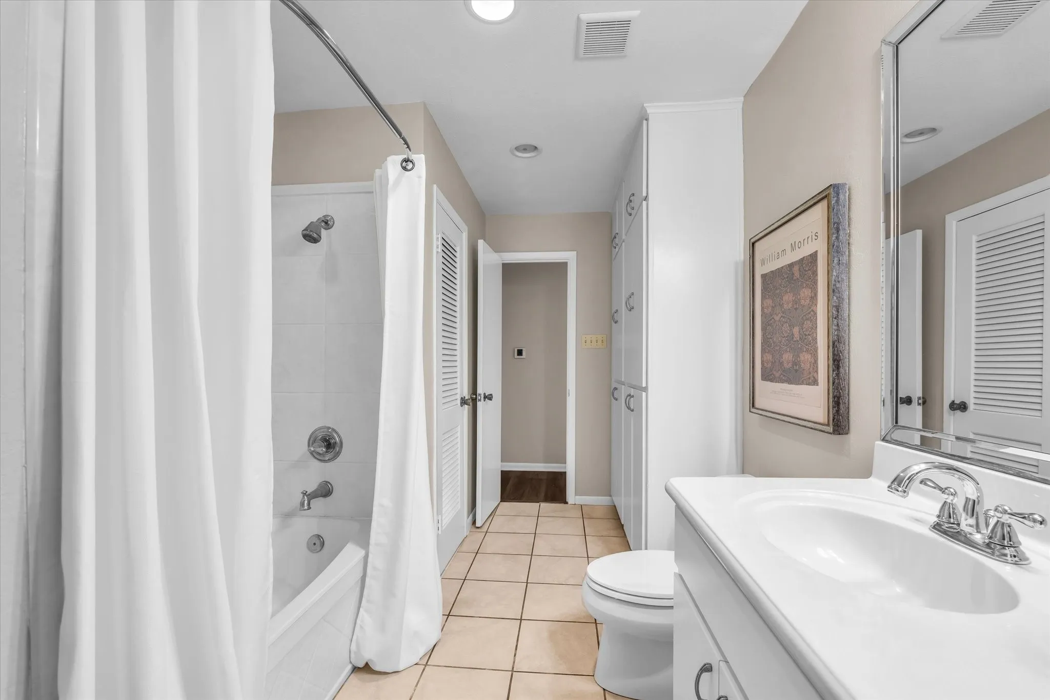 Single Family Residence For Sale in Mc Lennan County , 5709 Silver Lake Circle, Waco, Texas 76710, 4 Bedroom, 3 Bathroom, Garage spaces, 2,673 Sqft, built in 1969, mls#21354382, Real Estate Agent in Waco, Homes For Sale in Mc Lennan county, Homes For Sale in Waco, Realtor in Waco Texas, Real Estate Brokerage Independent Realty Texas, Luminita Cordes Realtor