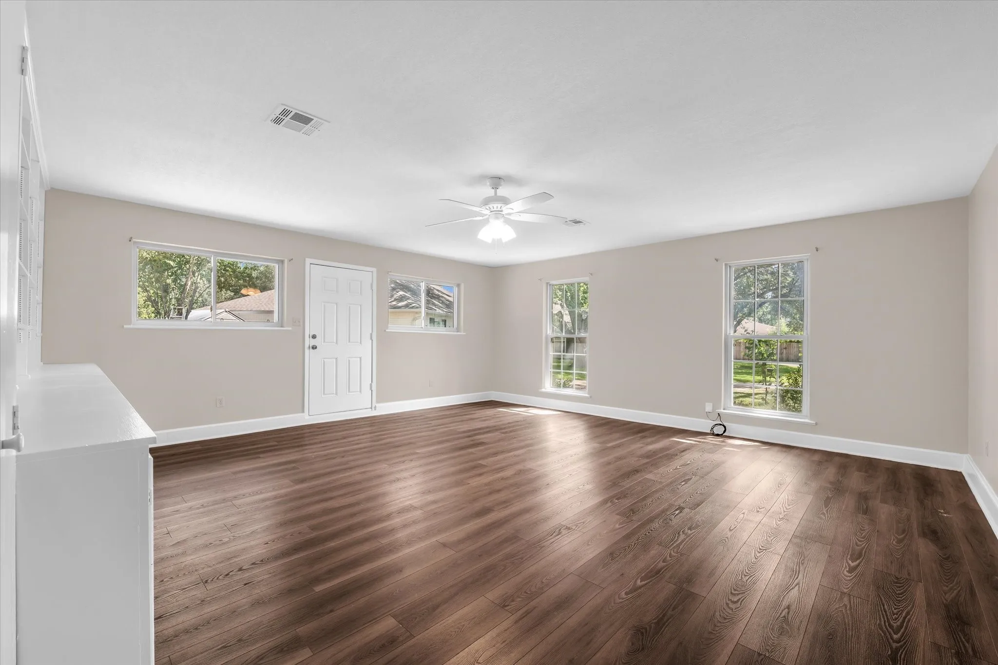 Single Family Residence For Sale in Mc Lennan County , 5709 Silver Lake Circle, Waco, Texas 76710, 4 Bedroom, 3 Bathroom, Garage spaces, 2,673 Sqft, built in 1969, mls#21354382, Real Estate Agent in Waco, Homes For Sale in Mc Lennan county, Homes For Sale in Waco, Realtor in Waco Texas, Real Estate Brokerage Independent Realty Texas, Luminita Cordes Realtor