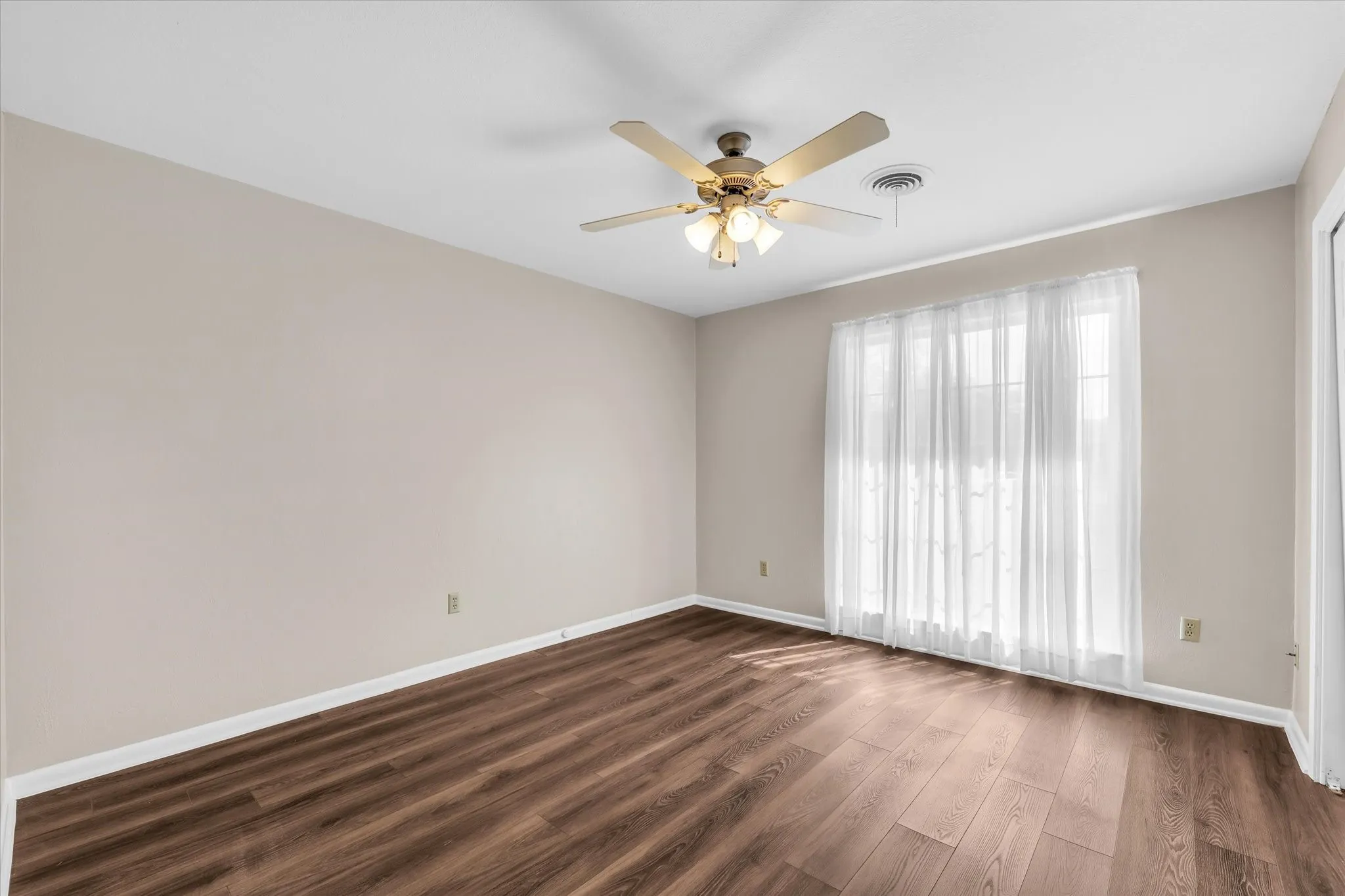 Single Family Residence For Sale in Mc Lennan County , 5709 Silver Lake Circle, Waco, Texas 76710, 4 Bedroom, 3 Bathroom, Garage spaces, 2,673 Sqft, built in 1969, mls#21354382, Real Estate Agent in Waco, Homes For Sale in Mc Lennan county, Homes For Sale in Waco, Realtor in Waco Texas, Real Estate Brokerage Independent Realty Texas, Luminita Cordes Realtor