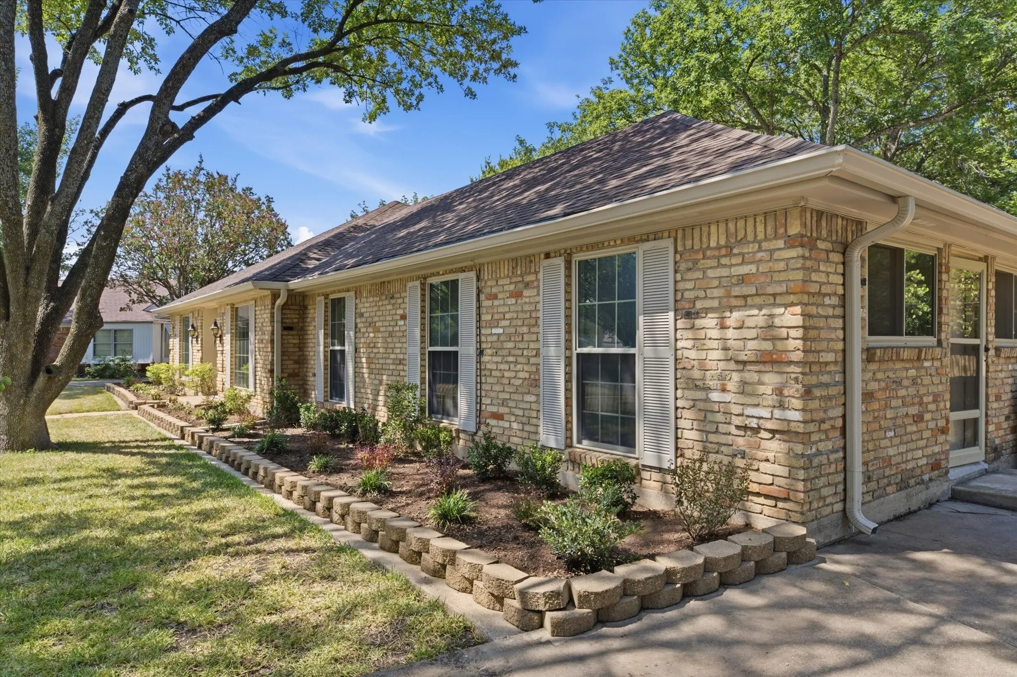 Single Family Residence For Sale in Mc Lennan County , 5709 Silver Lake Circle, Waco, Texas 76710, 4 Bedroom, 3 Bathroom, Garage spaces, 2,673 Sqft, built in 1969, mls#21354382, Real Estate Agent in Waco, Homes For Sale in Mc Lennan county, Homes For Sale in Waco, Realtor in Waco Texas, Real Estate Brokerage Independent Realty Texas, Luminita Cordes Realtor