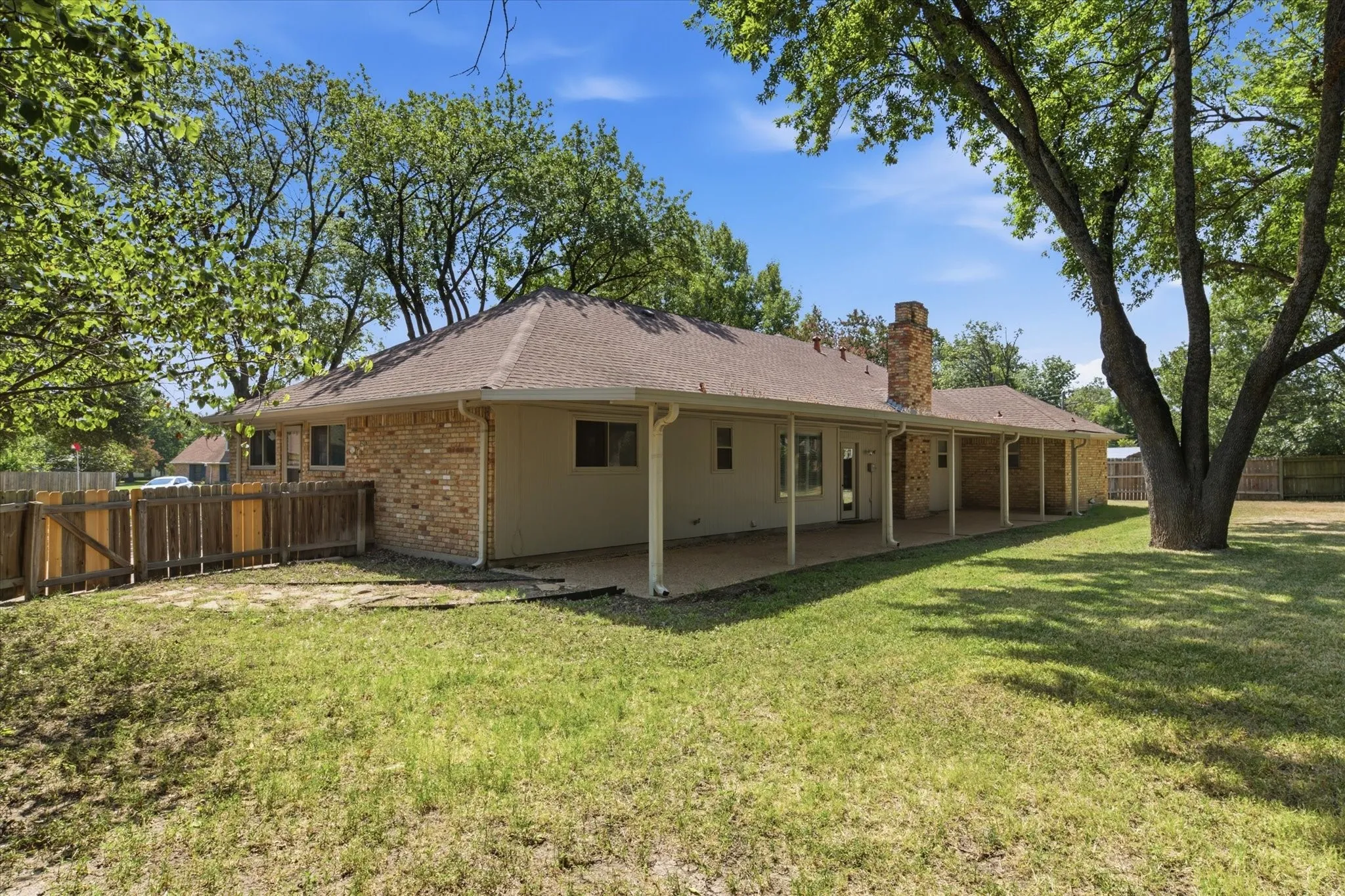 Single Family Residence For Sale in Mc Lennan County , 5709 Silver Lake Circle, Waco, Texas 76710, 4 Bedroom, 3 Bathroom, Garage spaces, 2,673 Sqft, built in 1969, mls#21354382, Real Estate Agent in Waco, Homes For Sale in Mc Lennan county, Homes For Sale in Waco, Realtor in Waco Texas, Real Estate Brokerage Independent Realty Texas, Luminita Cordes Realtor