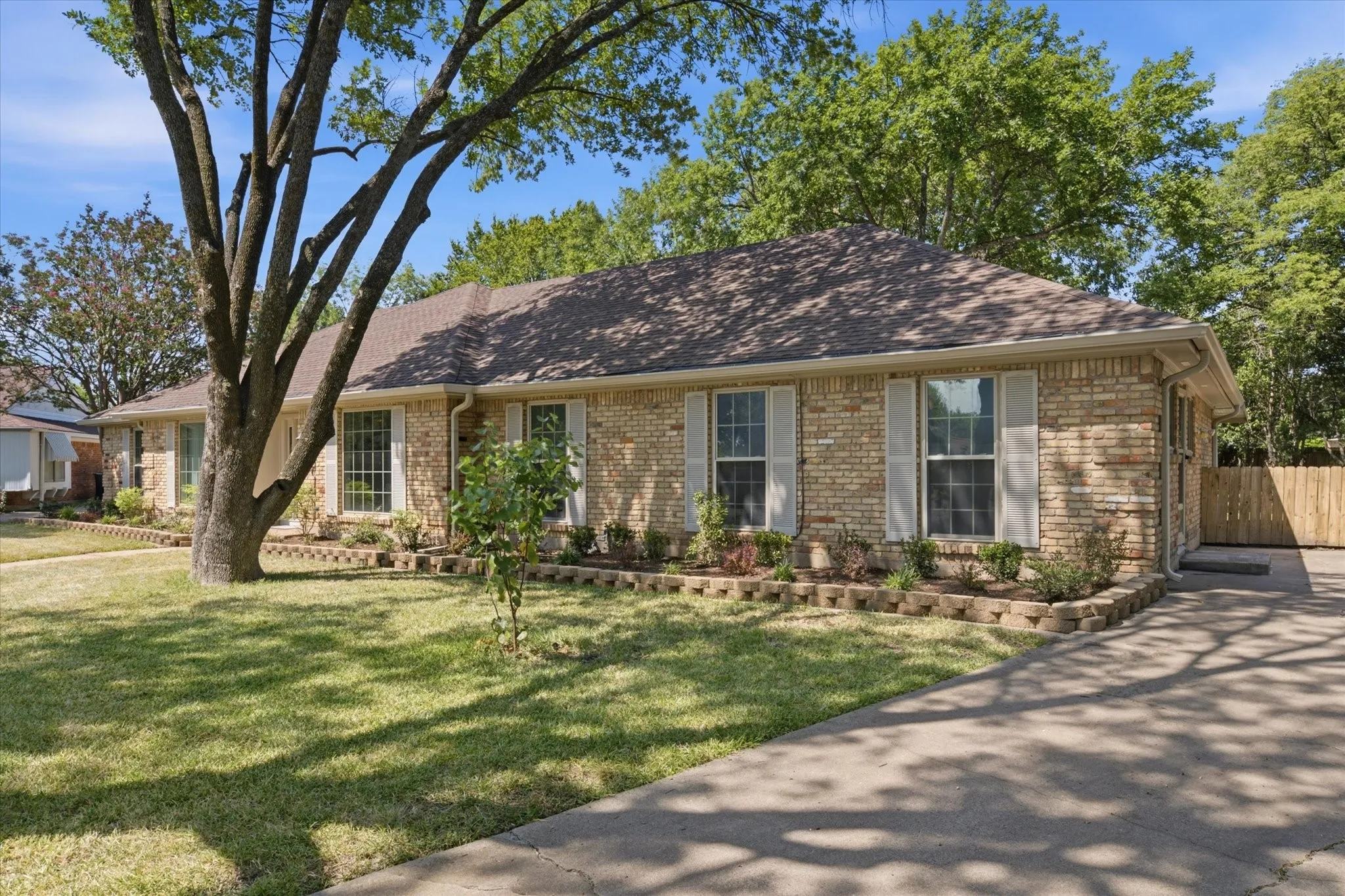 Single Family Residence For Sale in Mc Lennan County , 5709 Silver Lake Circle, Waco, Texas 76710, 4 Bedroom, 3 Bathroom, Garage spaces, 2,673 Sqft, built in 1969, mls#21354382, Real Estate Agent in Waco, Homes For Sale in Mc Lennan county, Homes For Sale in Waco, Realtor in Waco Texas, Real Estate Brokerage Independent Realty Texas, Luminita Cordes Realtor