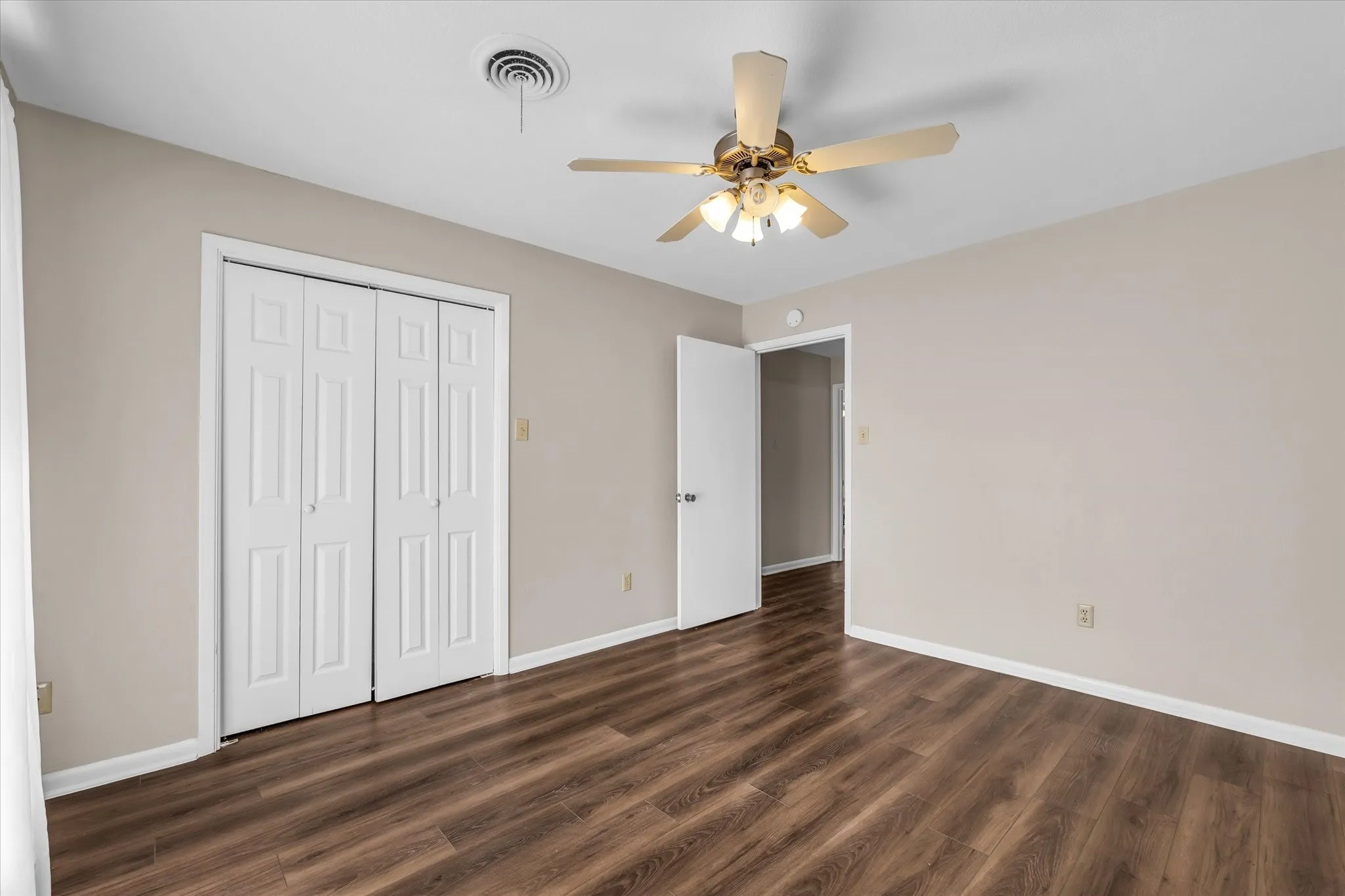 Single Family Residence For Sale in Mc Lennan County , 5709 Silver Lake Circle, Waco, Texas 76710, 4 Bedroom, 3 Bathroom, Garage spaces, 2,673 Sqft, built in 1969, mls#21354382, Real Estate Agent in Waco, Homes For Sale in Mc Lennan county, Homes For Sale in Waco, Realtor in Waco Texas, Real Estate Brokerage Independent Realty Texas, Luminita Cordes Realtor
