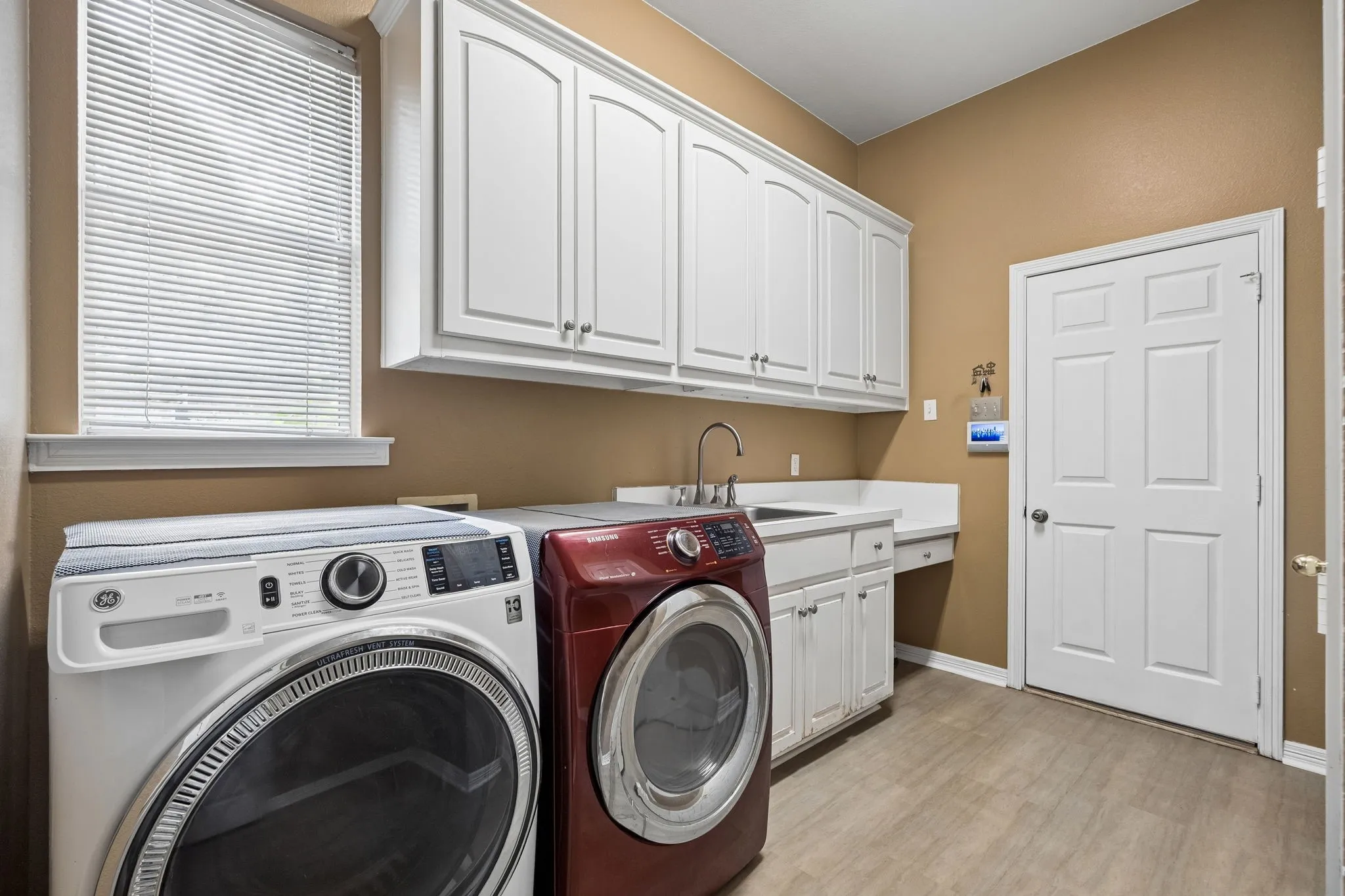 Single Family Residence For Sale in Dallas County , 908 Trailwood Court, Cedar Hill, Texas 75104, 4 Bedroom, 4 Bathroom, 3 Garage spaces, 3,474 Sqft, built in 1994, mls#21354454, Real Estate Agent in Cedar Hill, Homes For Sale in Dallas county, Homes For Sale in Cedar Hill, Realtor in Cedar Hill Texas, Real Estate Brokerage Independent Realty Texas, Luminita Cordes Realtor