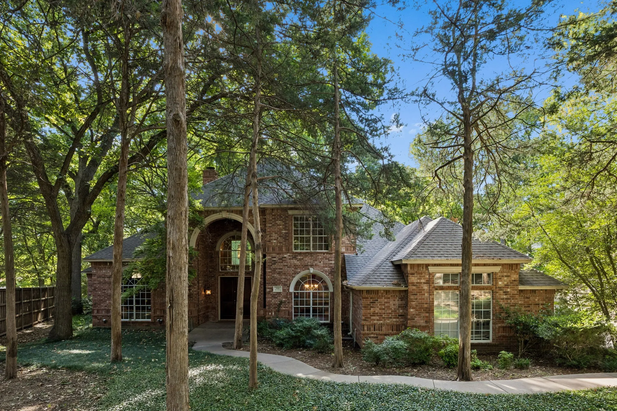 Single Family Residence For Sale in Dallas County , 908 Trailwood Court, Cedar Hill, Texas 75104, 4 Bedroom, 4 Bathroom, 3 Garage spaces, 3,474 Sqft, built in 1994, mls#21354454, Real Estate Agent in Cedar Hill, Homes For Sale in Dallas county, Homes For Sale in Cedar Hill, Realtor in Cedar Hill Texas, Real Estate Brokerage Independent Realty Texas, Luminita Cordes Realtor