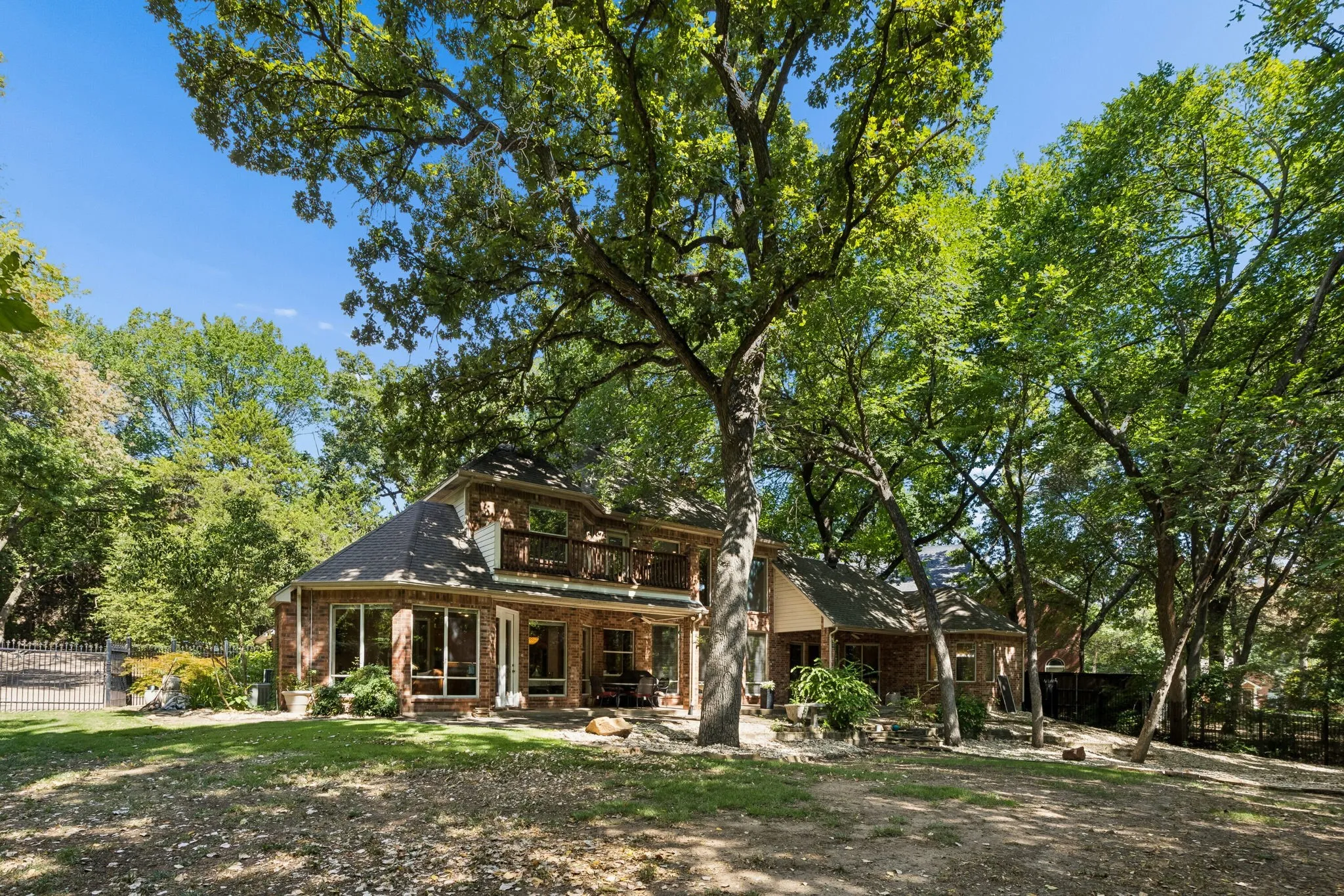 Single Family Residence For Sale in Dallas County , 908 Trailwood Court, Cedar Hill, Texas 75104, 4 Bedroom, 4 Bathroom, 3 Garage spaces, 3,474 Sqft, built in 1994, mls#21354454, Real Estate Agent in Cedar Hill, Homes For Sale in Dallas county, Homes For Sale in Cedar Hill, Realtor in Cedar Hill Texas, Real Estate Brokerage Independent Realty Texas, Luminita Cordes Realtor