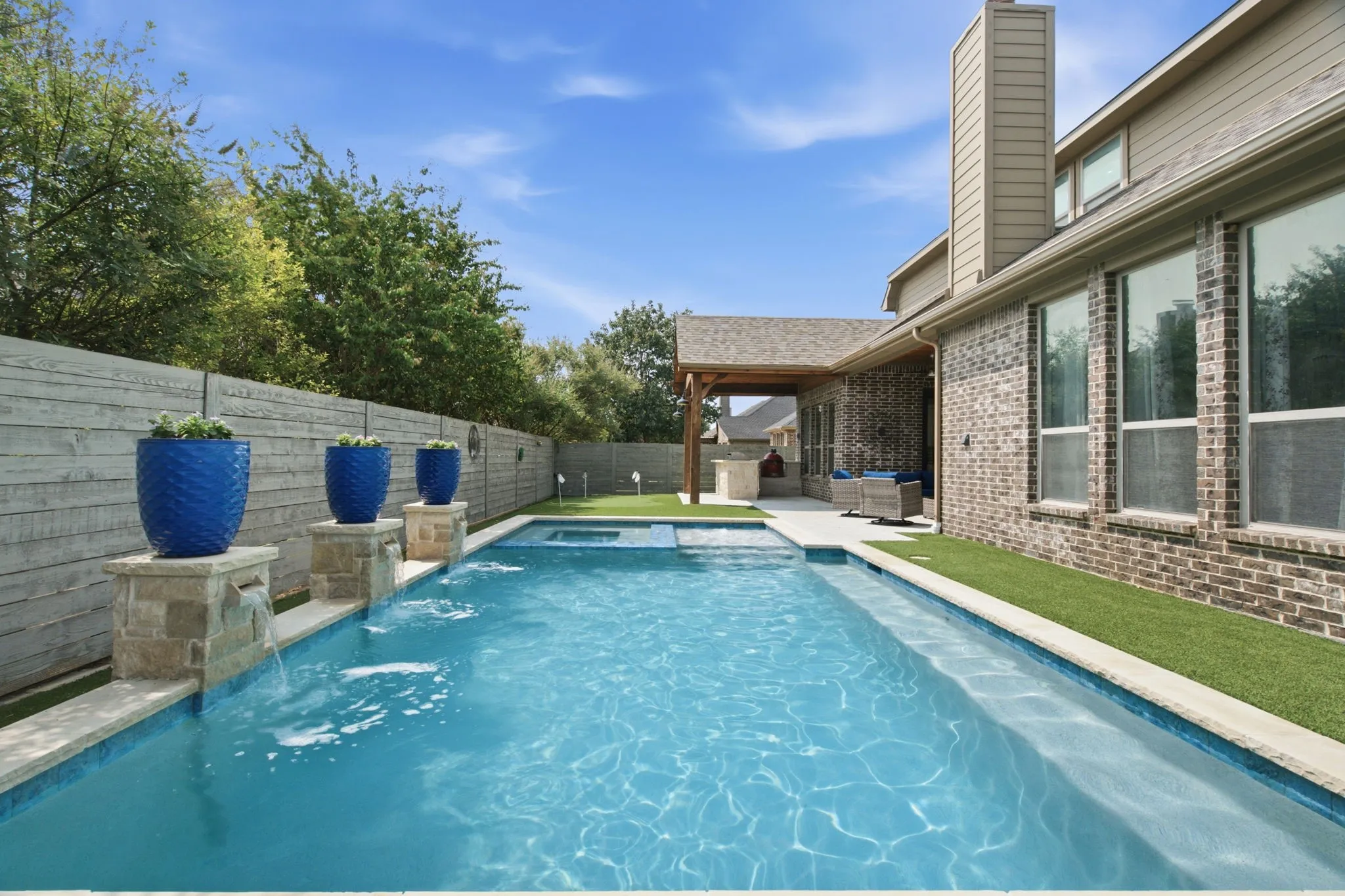 Sparklikng Pool with Spa and great water features