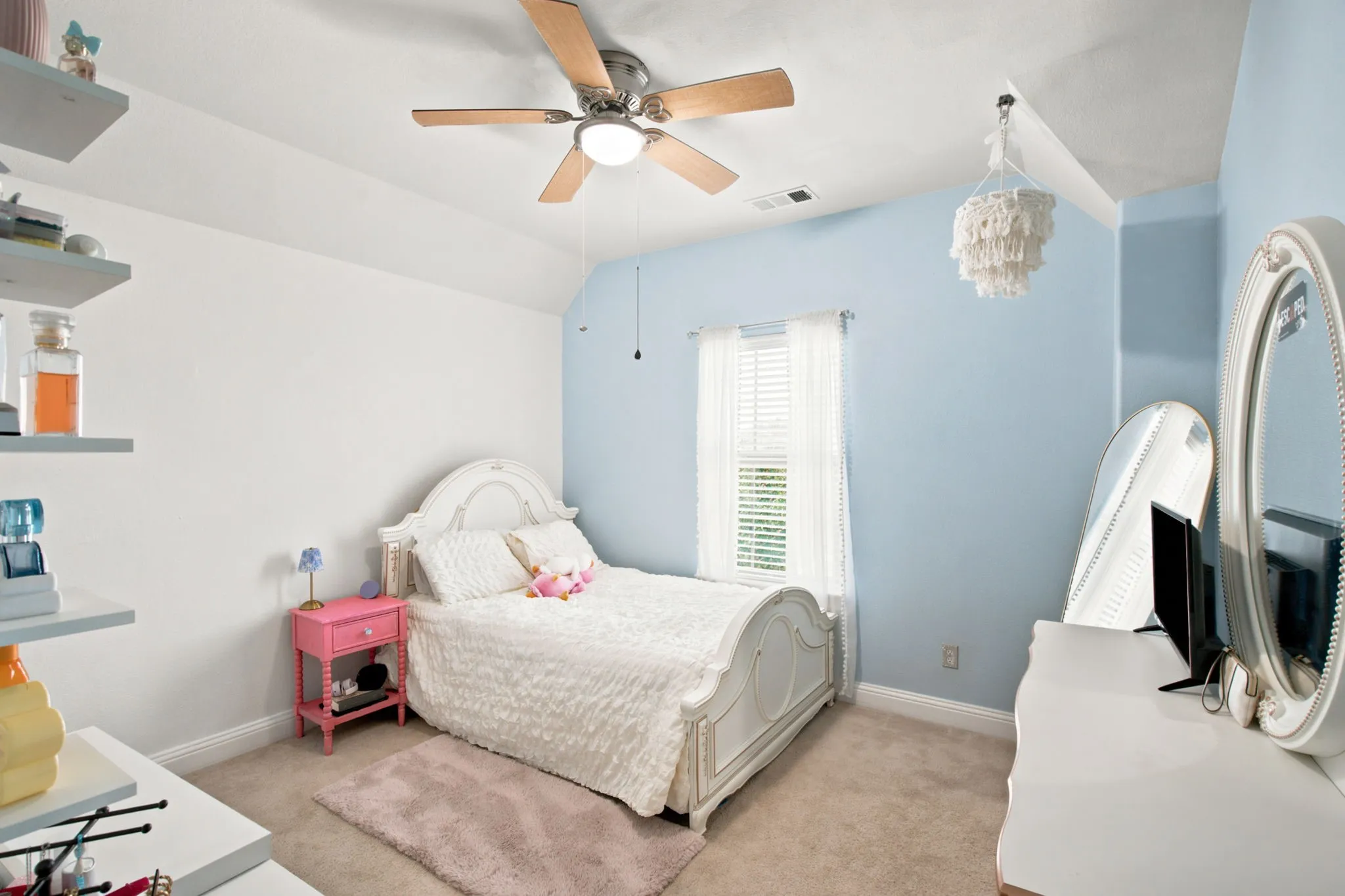 Bedroom up with walk in closet
