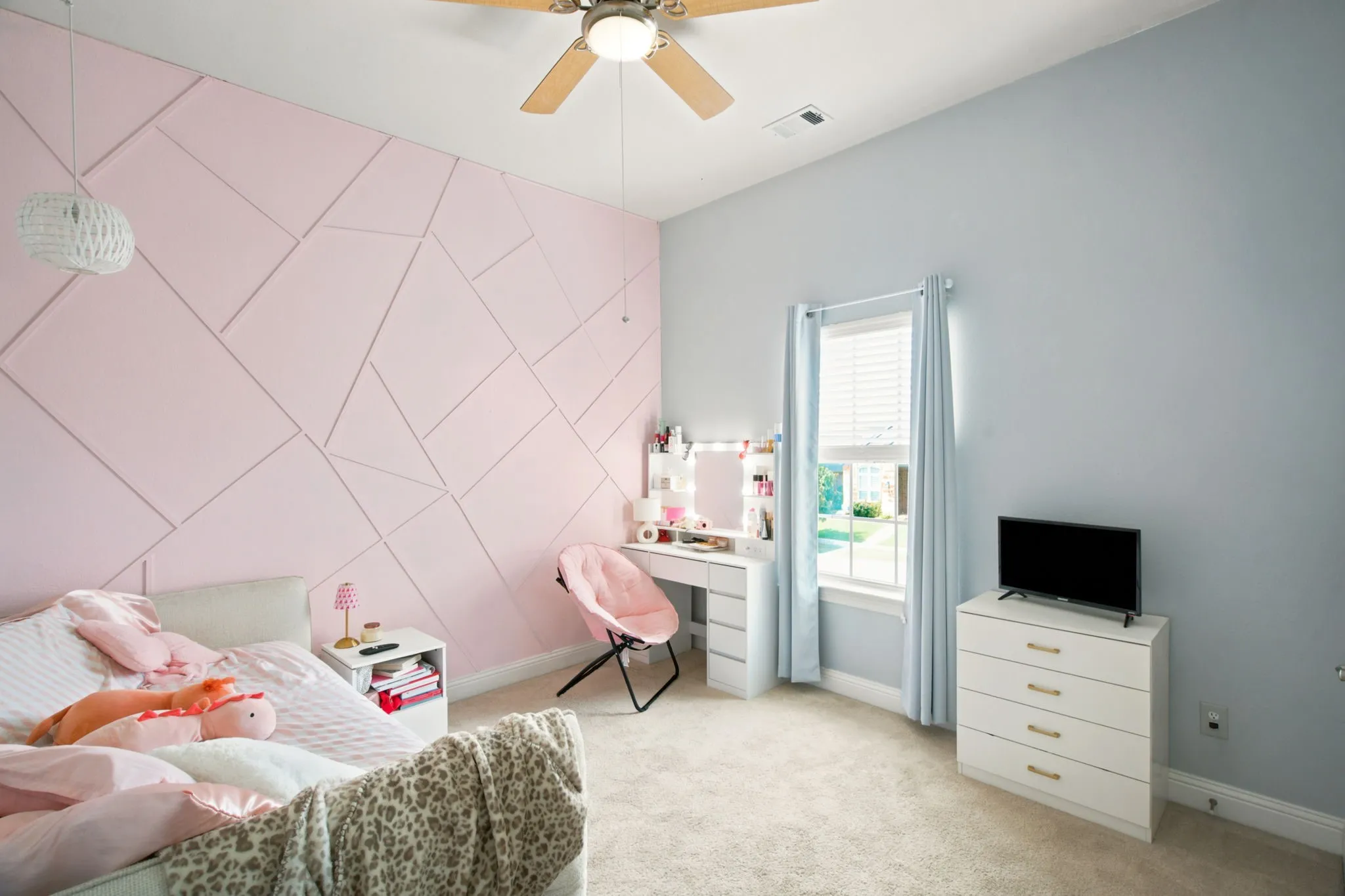 Bedroom Up with great space